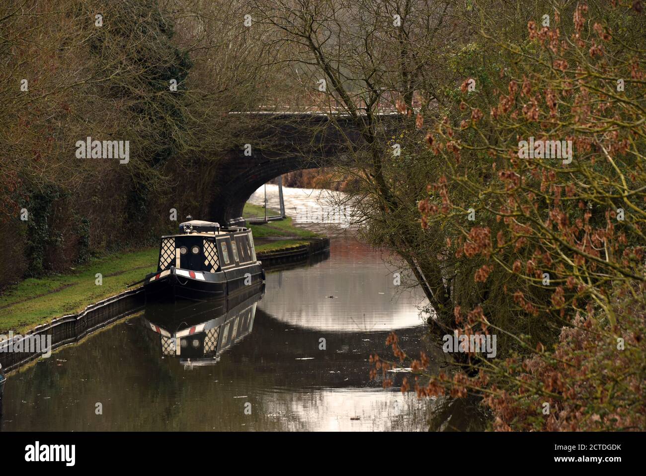 Una barca canale da un ponte in questa foto scattata Lungo il canale Grand Union nel Buckinghamshire Foto Stock