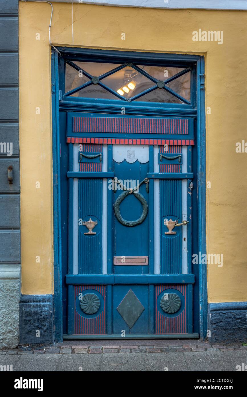 Una porta in legno splendidamente scolpita, ma inclinata e inclinata, Ribe, Danimarca, 31 maggio 2020 Foto Stock