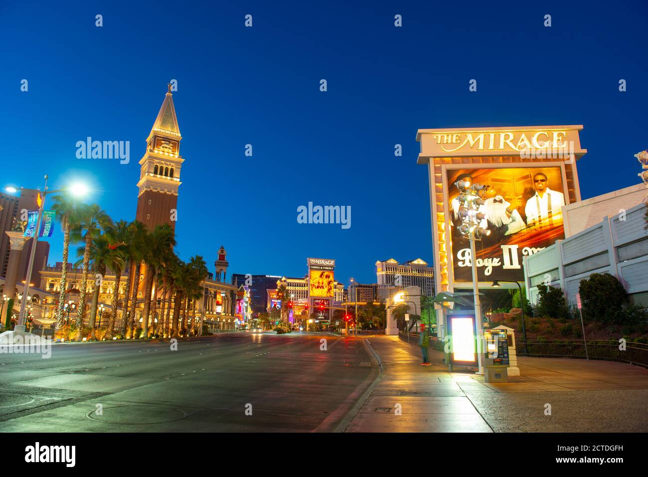 Campanile di San Marco (Campanile di San Marco) dei Veneziani sulla Strip di Las Vegas di notte a Las Vegas, Nevada, USA. Foto Stock