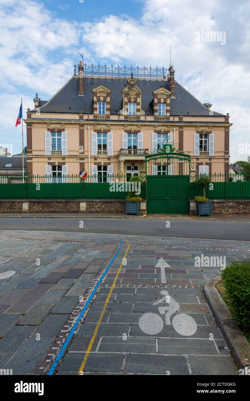 DREUX, FRANCIA - 20 SETTEMBRE 2020: Vista esterna dell'edificio della prefettura Dreux, Eure-et-Loir, Francia. 'Sub-prefettura' scritta in francese su a. Foto Stock