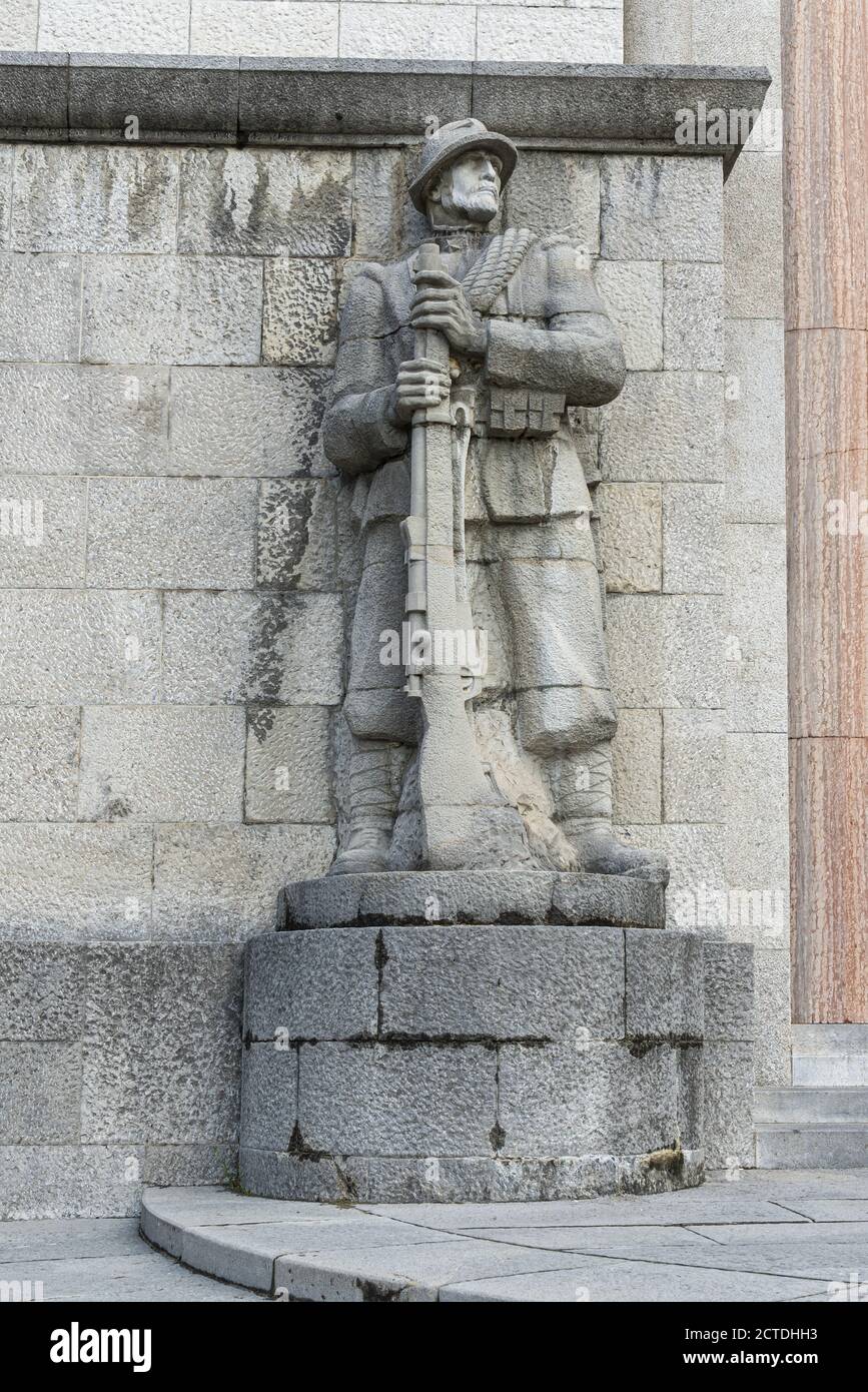statue militari formate con grandi blocchi di pietra Foto Stock