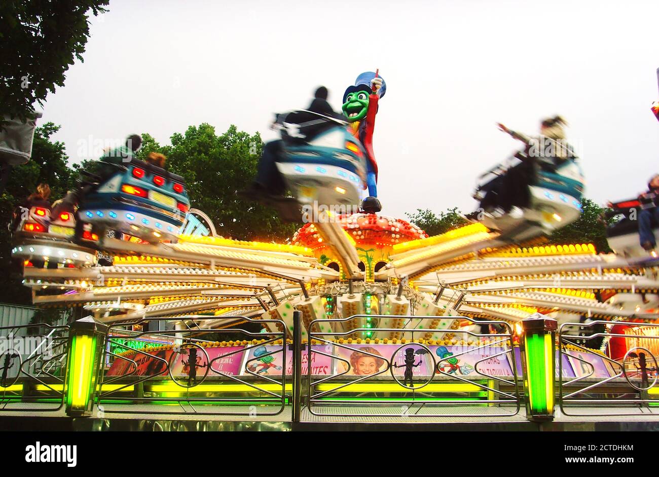 Fai un giro nel parco divertimenti con le persone Foto Stock