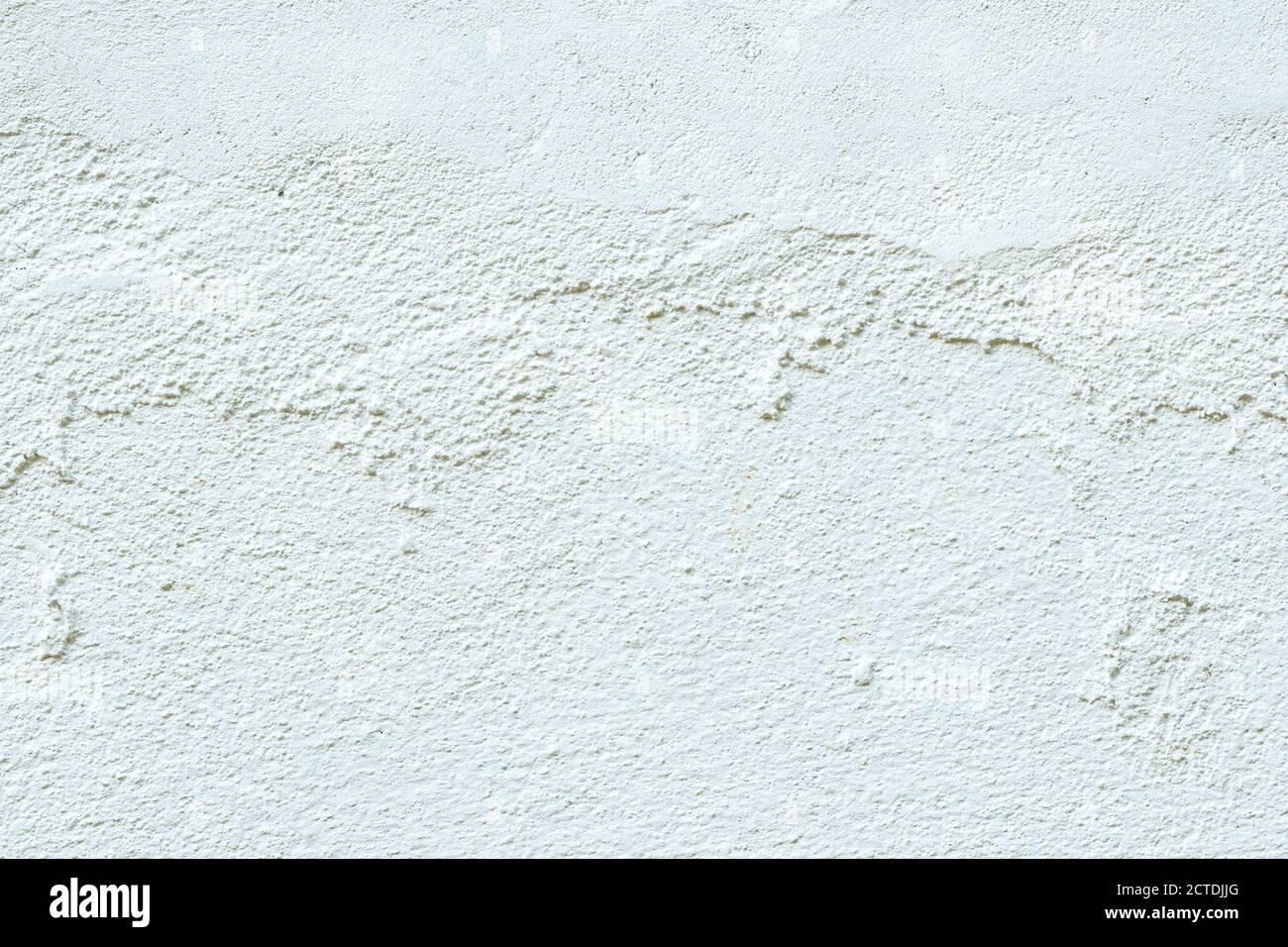 Bella parete di cemento bianco intonacato superficie di fondo e texture pattern. Muro grezzo bianco di cemento per sfondo. Foto Stock