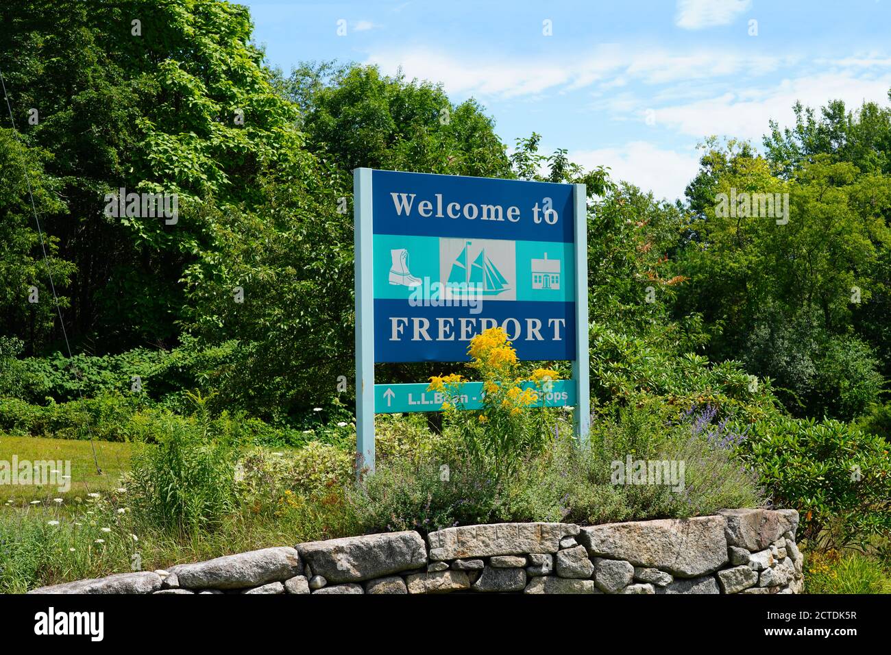 FREEPORT, ME -8 AGOSTO 2020- Vista del centro di Freeport, Maine, una città piena di negozi outlet di marchi famosi di moda. Foto Stock