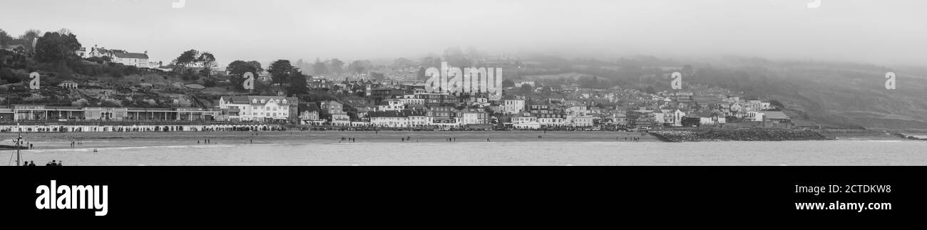 Foto panoramica di Lyme Regis in Dorset su una nuvolosa giorno Foto Stock