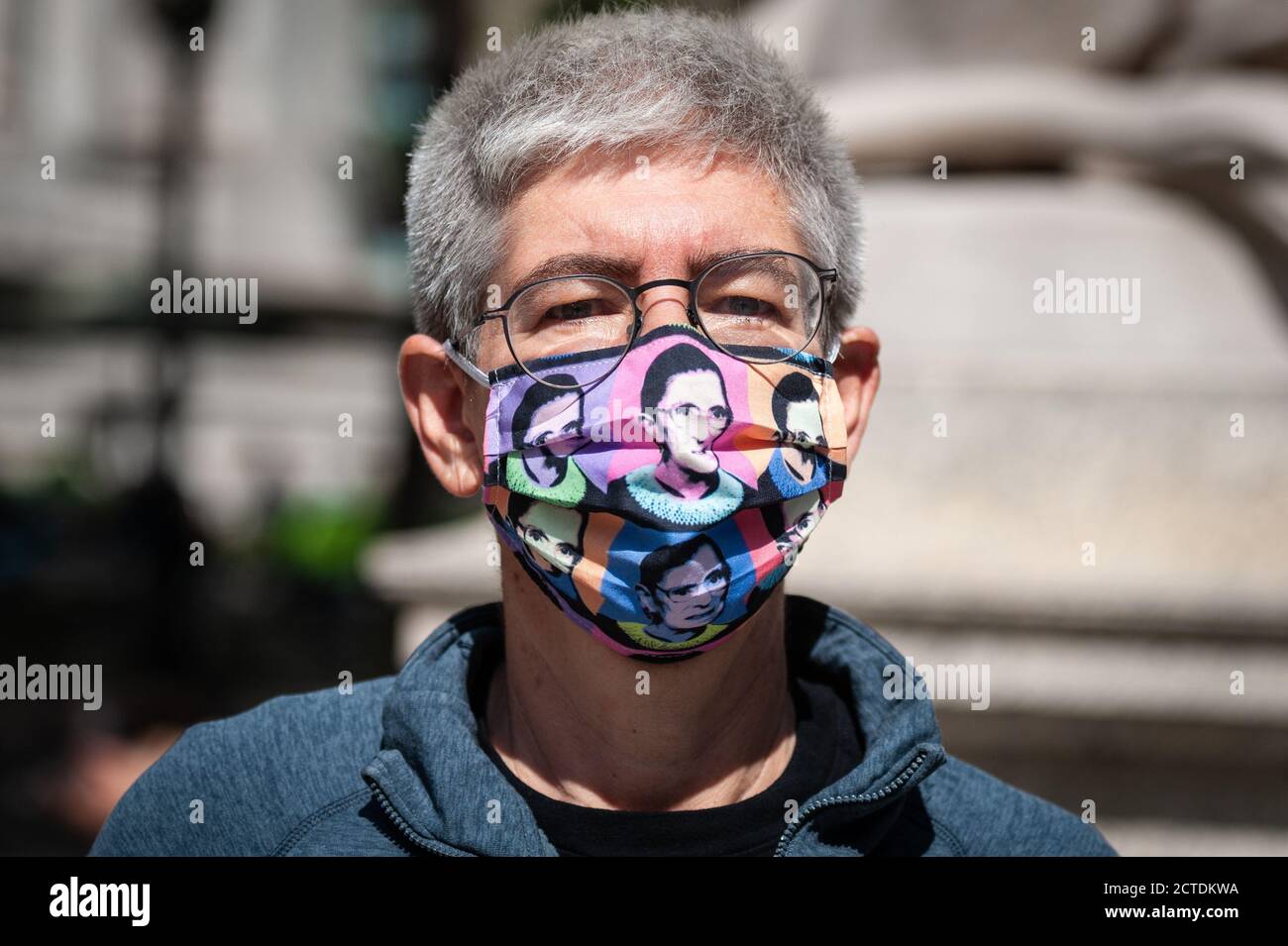 Un membro del gruppo d'azione politica Rise and resist indossa una maschera con l'immagine della Corte Suprema Ruth Bader Ginsburg in un'azione di bandiera che chiede 'non più anni' dell'amministrazione Trump al di fuori della 5th Avenue Public Library a New York City 22 settembre 2020. (Foto di Gabriele Holtermann/Sipa USA) Credit: Sipa USA/Alamy Live News Foto Stock