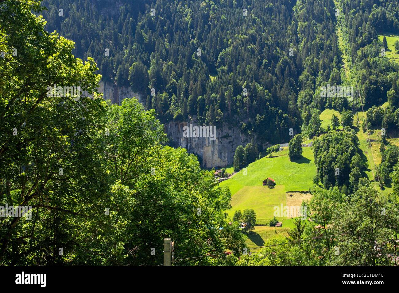 Casa solitaria vicino al villaggio di montagna Lauterbrunnen, Oberland Bernese, Svizzera. Foto Stock