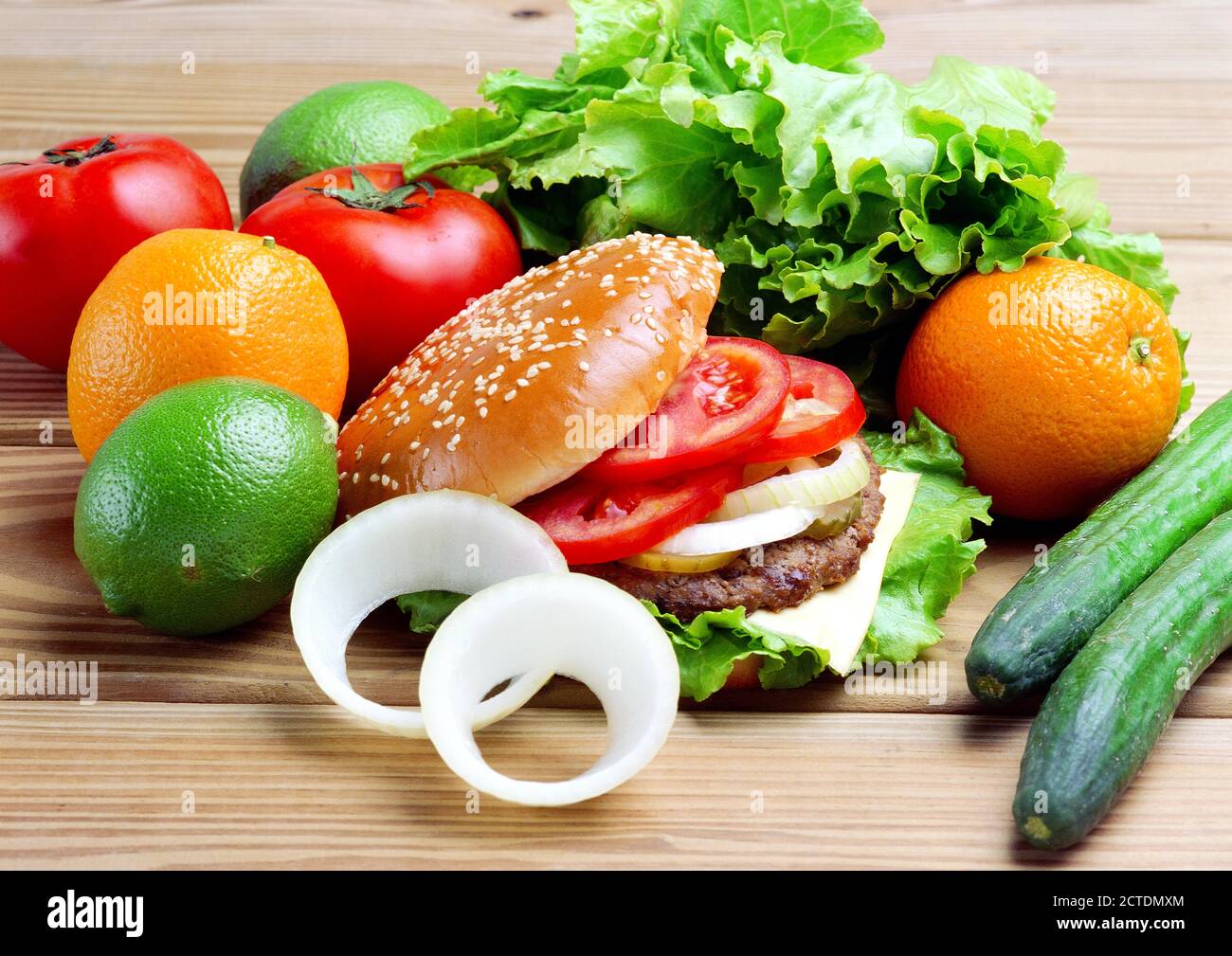 Hamburger e insalata di verdure sul tavolo. Primo piano fotografia professionale di pasto per hotel, ristorante. Questa immagine è adatta per la copertina, la stampa digitale. Foto Stock