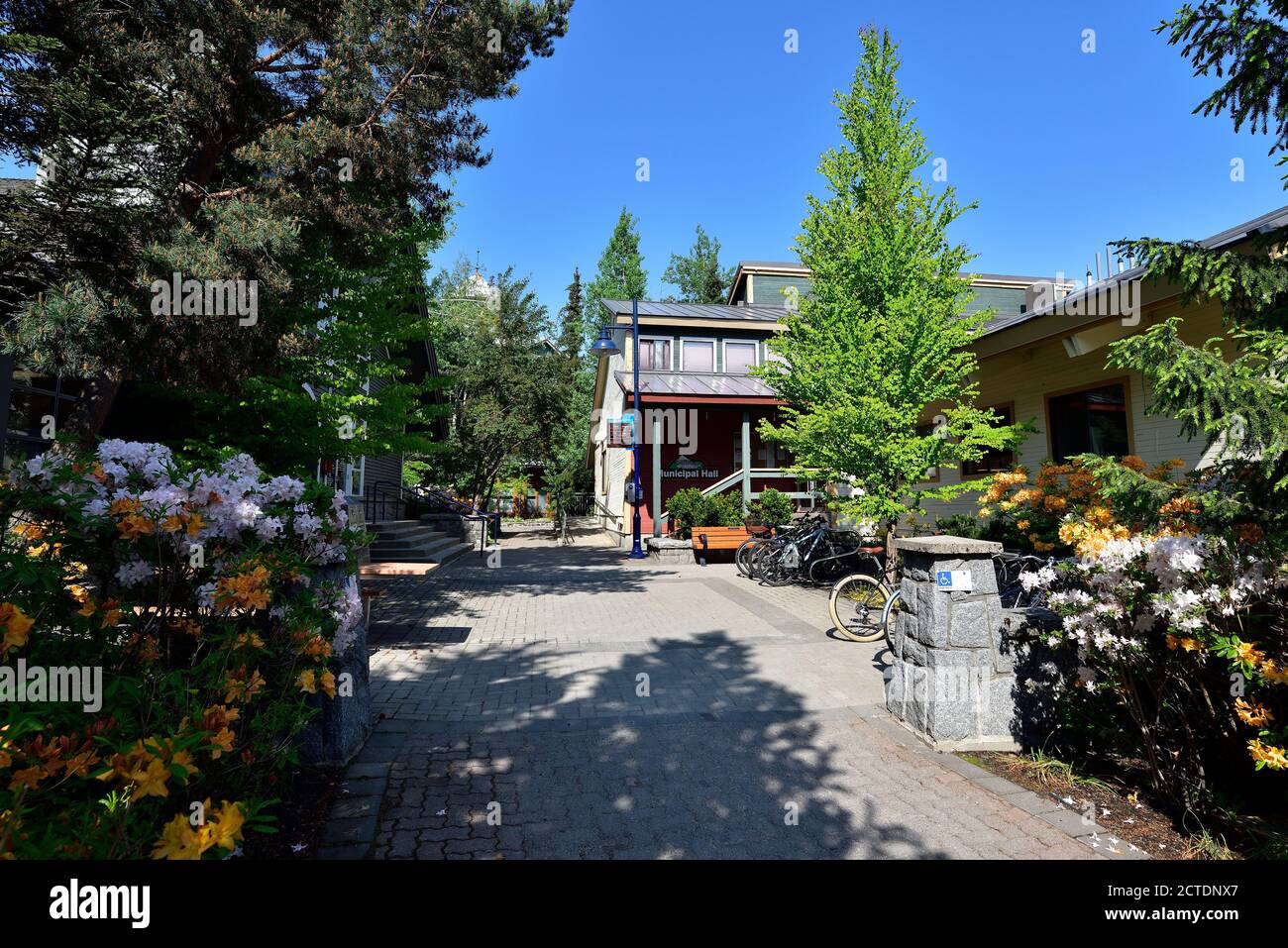 WHISTLER, BRITISH COLUMBIA, CANADA, 30 MAGGIO 2019: Municipio del Whistler - cittadina turistica canadese situata a circa 125 chilometri a nord Foto Stock