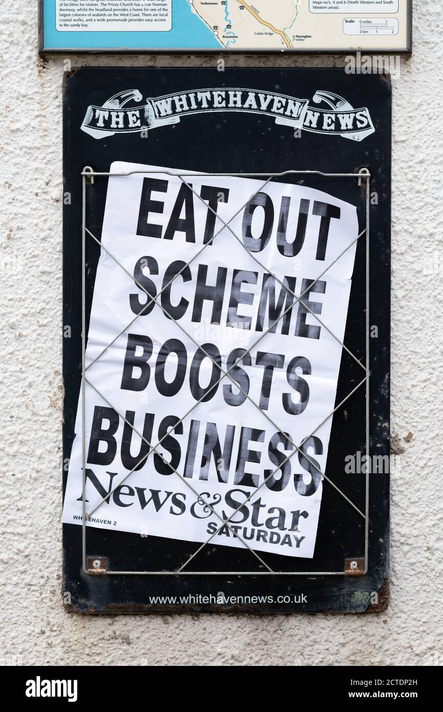 Mangia fuori per aiutare fuori programma successo giornale locale titolo fuori negozio a St Bees, Cumbria, Inghilterra, Regno Unito durante la pandemia di coronavirus Foto Stock