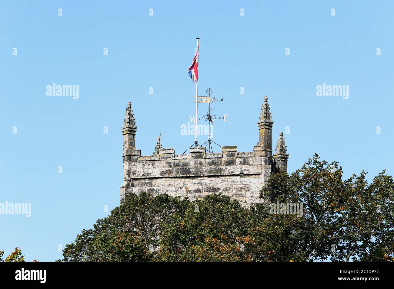 Holy Trinity Church Tower Skipton, nel quartiere Craven del North Yorkshire, la chiesa si affaccia su Skipton High Street e vicino al castello di Skipton, bot Foto Stock