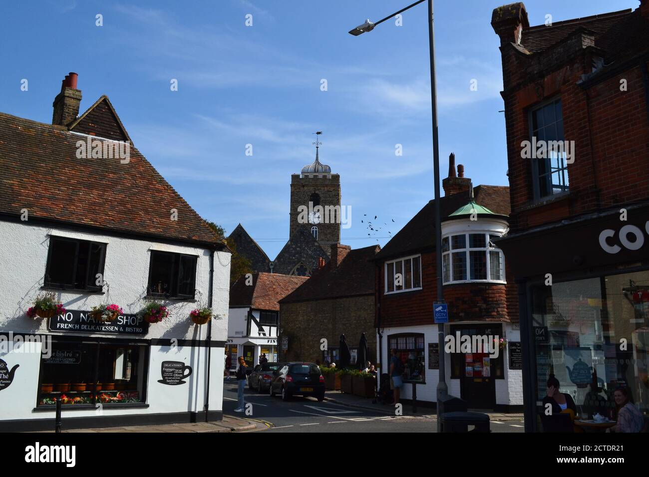 Scene di strada da Sandwich, Kent, una bella città medievale che un tempo era un porto ma silenziato e ora nell'entroterra. Le strade appaiono vuote, Covid. Foto Stock