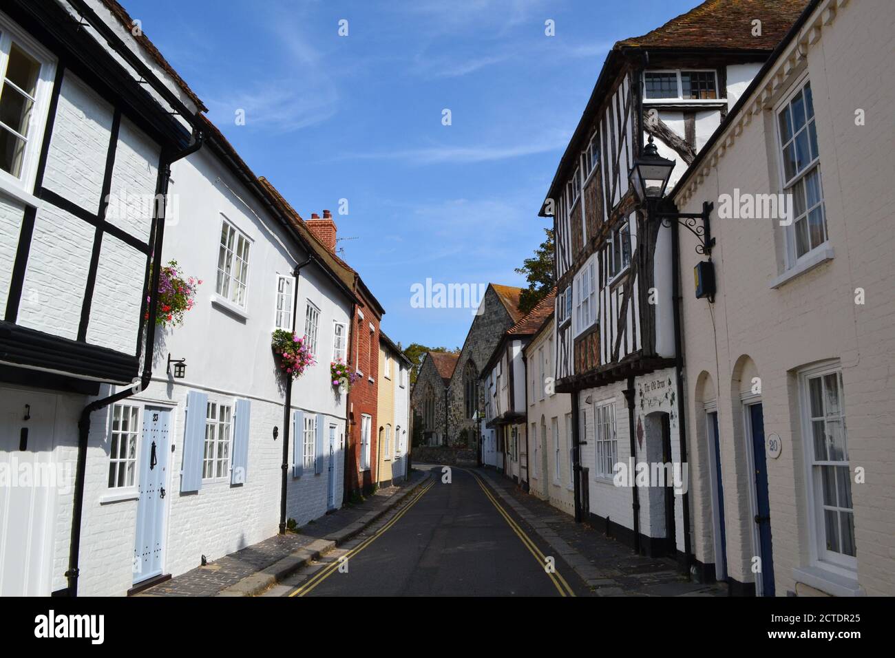 Scene di strada da Sandwich, Kent, una bella città medievale che un tempo era un porto ma silenziato e ora nell'entroterra. Le strade appaiono vuote, Covid. Foto Stock