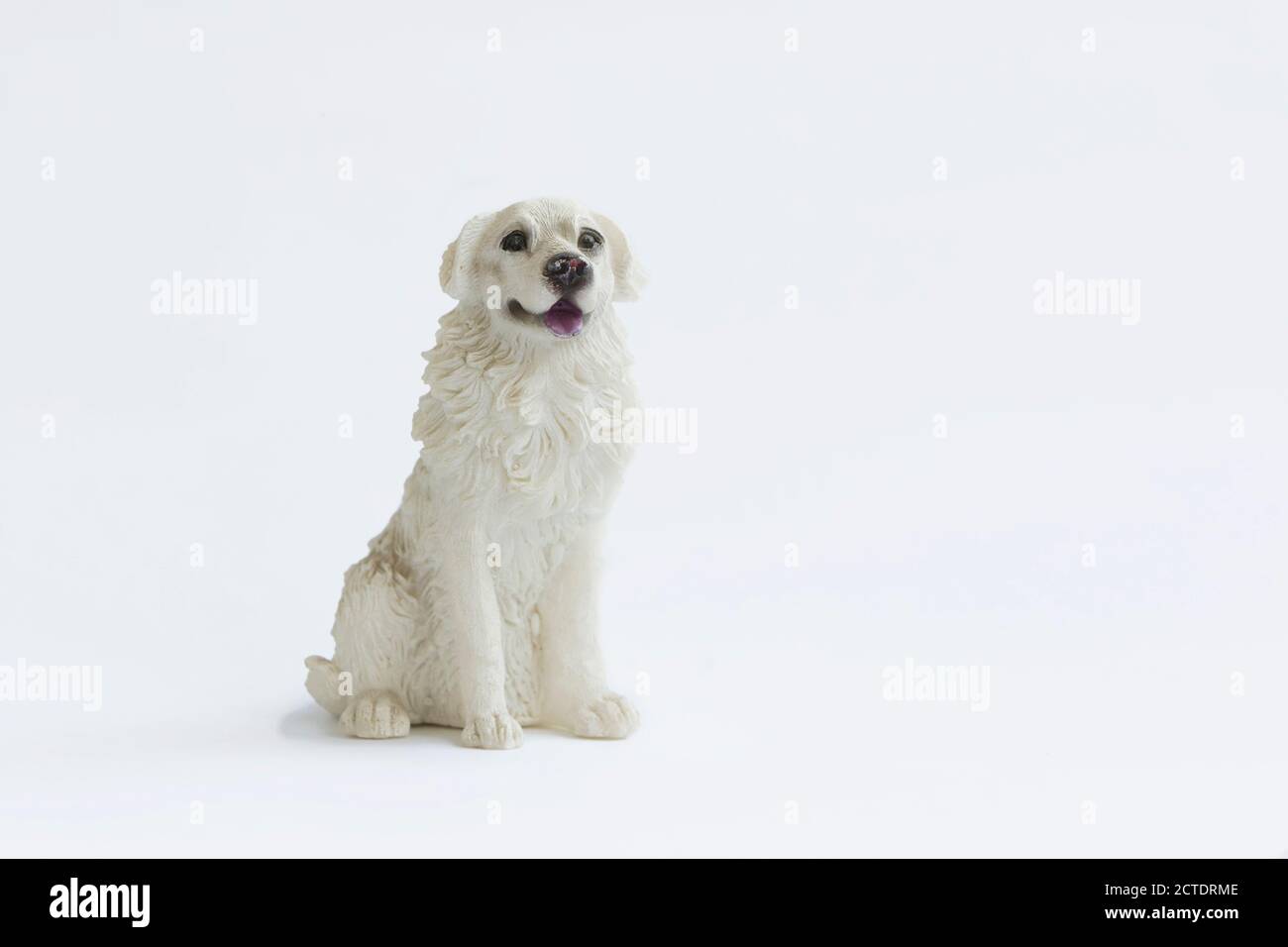 Giocattolo scultura cane su sfondo bianco. Foto Stock