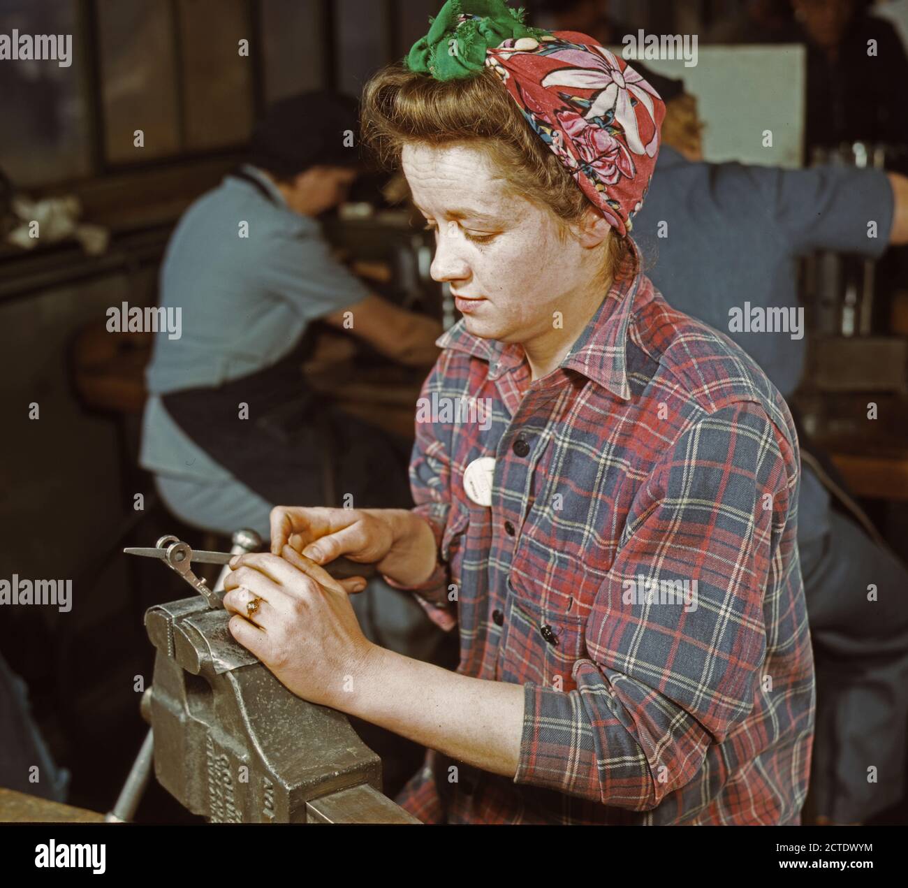 Una delle ragazze di Vilter [Manufacturing] Co. il deposito di piccole parti della pistola, Milwaukee, Wisc. - Febbraio 1943 Foto Stock