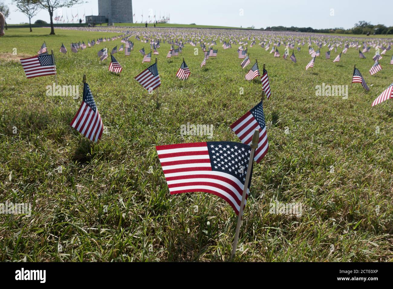 22 settembre 2020: Alcune delle 20,000 bandiere americane poste sui terreni del Washington Monument, che rappresentano i 200,000 morti dovuti a Covid-19, una soglia appena superata. Le bandiere sono state poste dal COVID Memorial Project, un gruppo locale di Washington, DC. Foto Stock