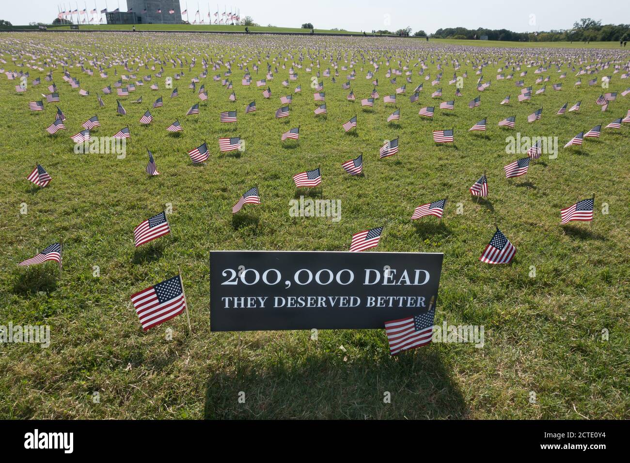 22 settembre 2020: Alcune delle 20,000 bandiere americane poste sui terreni del Washington Monument, che rappresentano i 200,000 morti dovuti a Covid-19, una soglia appena superata. Le bandiere sono state poste dal COVID Memorial Project, un gruppo locale di Washington, DC. Foto Stock