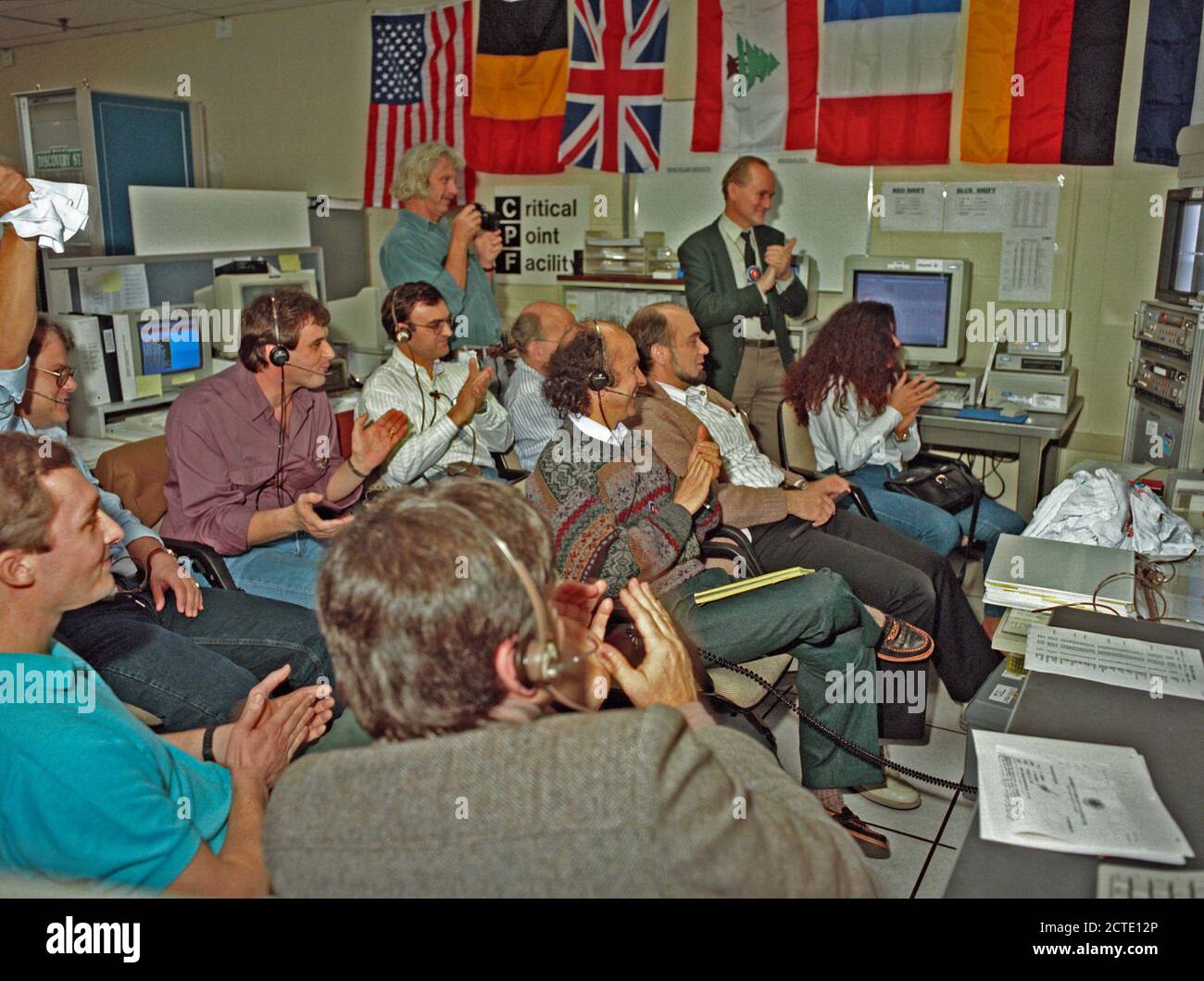 L'Huntsville Operations Support Center (HOSC) Spacelab Payload Operations Control Center (SL POCC) presso il Marshall Space Flight Center (MSFC) era l'aria/terra canale di comunicazione usato tra gli astronauti e la massa squadre di controllo durante le missioni Spacelab. In primo piano è il punto critico Facility (CPE) gruppo in SL POCC durante STS-42, IML-1 missione. Foto Stock