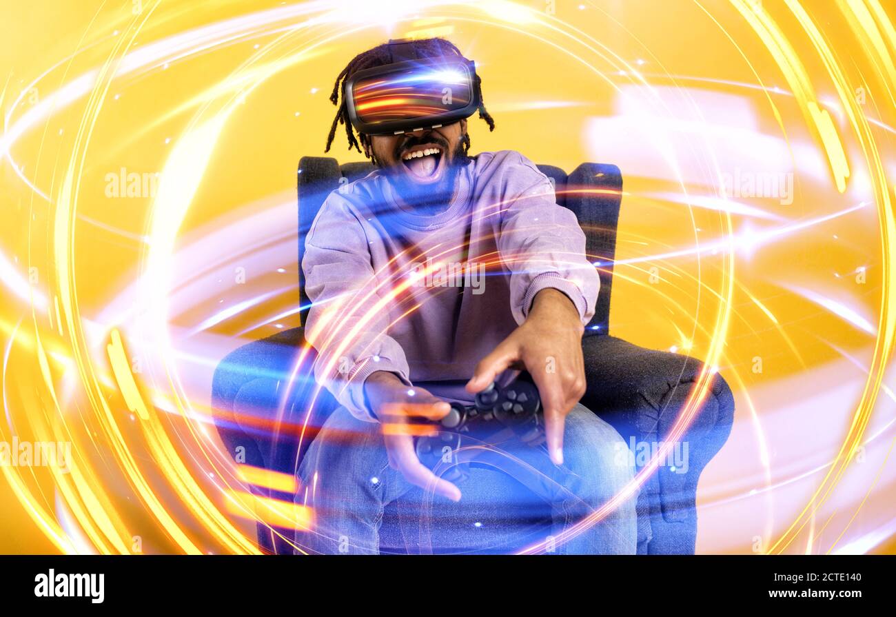 Un uomo con occhiali VR gioca con un videogioco virtuale. Foto Stock