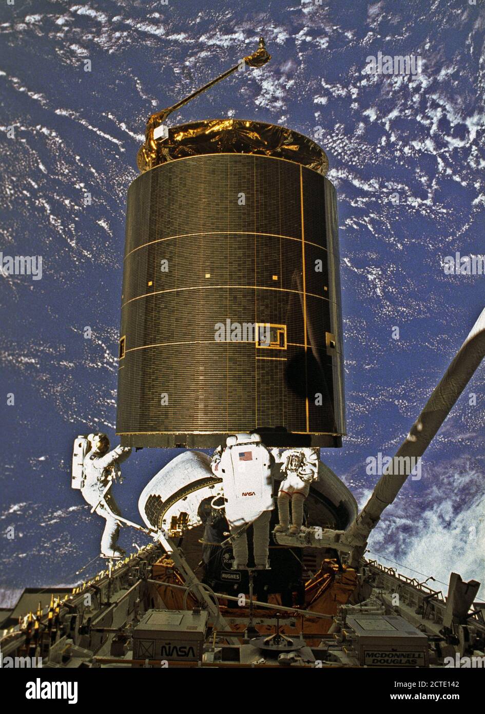 STS-49, il primo volo della navetta spaziale orbitare adoperano, sollevata dalla piazzola di lancio 39B su Maggio 7, 1992 a 6:40 PM CDT. Il servizio STS-49 missione fu il primo negli Stati Uniti volo orbitale a funzione 4 attività extravehicular (EVA), e il primo volo per coinvolgere 3 membri di equipaggio che lavorano simultaneamente al di fuori della navicella spaziale. L'obiettivo primario era la cattura e la ridistribuzione dell'INTELSAT VI (F-3), un satellite di comunicazione internazionale per il satellite di telecomunicazioni organizzazione, che è stato bloccato in un orbita inutilizzabile sin dal suo lancio a bordo del razzo Titan nel marzo 1990. In questo o Foto Stock