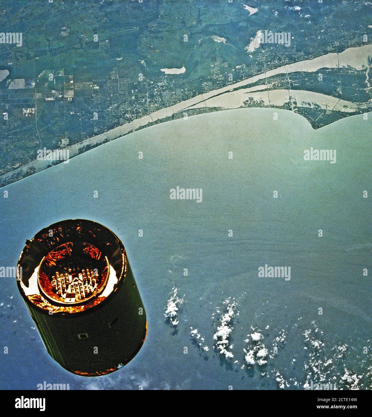 1992 - Questo bordo mostra fotografica della Florida costa atlantica e il Cape Canaveral area come lo sfondo di questa scena di INTELSAT VI L'approccio lo Shuttle Endeavour. Foto Stock