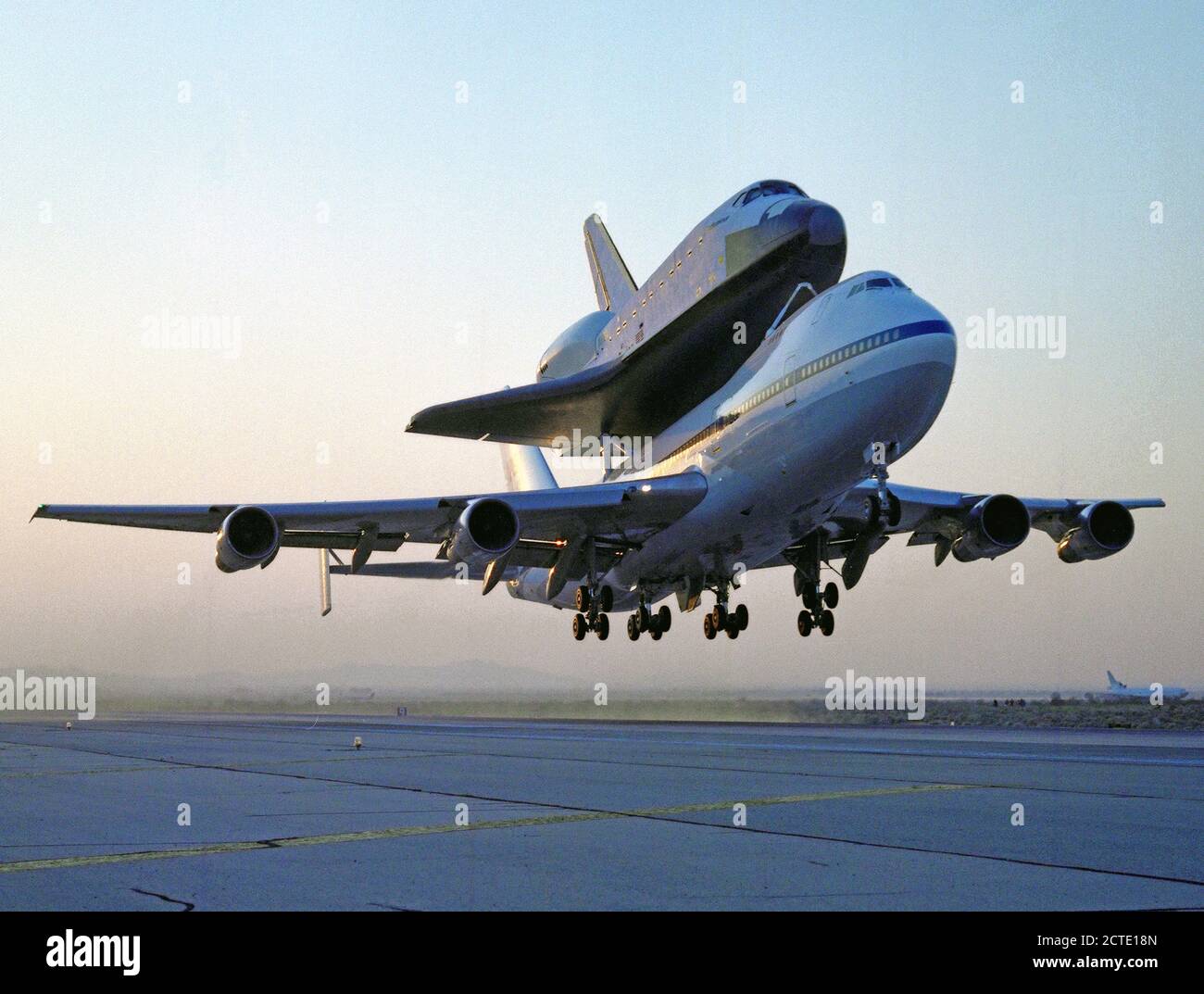 NASA 747 vettore navetta velivolo n. 911, con lo space shuttle orbiter Endeavour saldamente montato sopra la sua fusoliera, inizia il volo traghetto da Rockwell della pianta 42 a Palmdale, in California Foto Stock