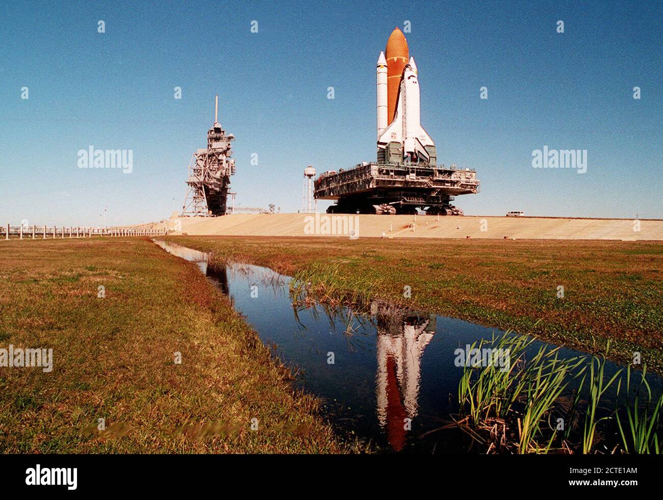 Un massiccio 19 milioni di sterline-Plus (8,6 milioni di chilogrammi) della navetta spaziale, supporto e hardware di trasporto pollice verso Launch Pad 39a dal gruppo del veicolo edificio. L' completamente asssembled Space Shuttle Endeavour, meno il suo payload, pesa circa 4.5 milioni di sterline (2 milioni di kg.); il mobile piattaforma di lancio, su cui è stato assemblato e dalla quale si sollevare, pesa 9,25 milioni di sterline (4,19 milioni di kg.); e il crawler-transporter portando la piattaforma e il ritegno a dischetto in a circa 6 milioni di sterline (2,7 milioni di kg.). Foto Stock