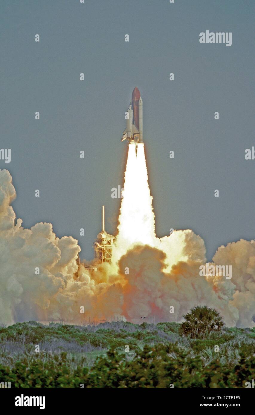 (5 giugno 1991) --- lo Space Shuttle Columbia, con sette membri dell'equipaggio a bordo, svetta verso nove giorni di missione dedicata alla ricerca nel campo delle scienze della vita. Il lancio è stato a 9:24:51 a.m. (EDT), 5 giugno 1991. Foto Stock