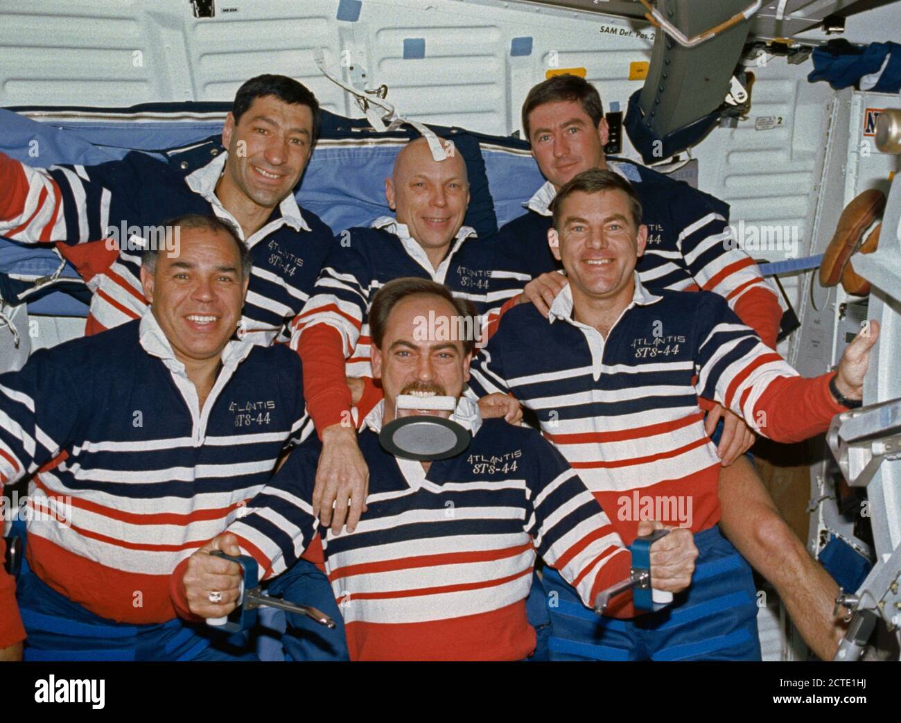 (24 nov-dic 1991) --- i sei membri dell'equipaggio per STS-44 posare per un secondo equipaggio ritratto su Atlantis' ponte di volo. Questo ritratto è stata destinata a mettere a fuoco sul Payload Specialist Thomas J. Hennen (front center), che ha guadagnato il soprannome di "cestino Man' durante il volo. Essa è stata Hennen che 'sasfaltata' in un breve video di bordo di produzione circa lo smaltimento dei rifiuti e dei rifiuti. Gli altri nella foto sono (prima fila) astronauti Stephen S. Oswald, pilota; Roberta Bondar L., payload specialist; Norman E. Thagard, payload commander; Ronald J. Grabe, comandante della missione; David C. Hilmers, lo specialista di missione; Ulf Merb Foto Stock