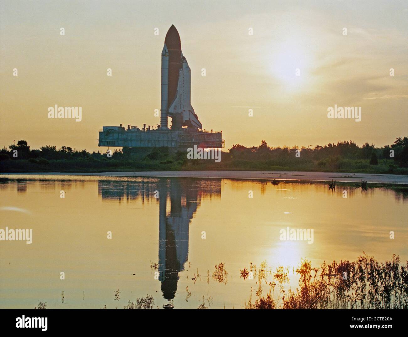 (12 Ago 1991) --- la navetta spaziale Discovery è arrotolato a launch pad 39A alla sommità del mobile piattaforma di lancio e il trattore cingolato/transporter. Già al pad e in attesa di installazione nell'orbiter cargo bay è l'atmosfera superiore di ricerca (Satellite UARS), il payload primario che Discovery porterà nello spazio il NASA STS-48 missione. Foto Stock