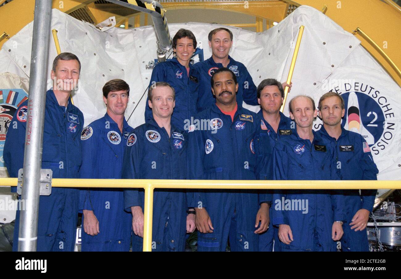 (8 Dic 1992) --- Le prime sette membri dell'equipaggio di volo e due sostituti assegnati per sostenere la STS-55Spacelab D-2 missione rappresentano con la loro scienza modulo. Da sinistra a destra (anteriore) sono Steven Nagel, Terence Tom Henricks, Charles Precourt, Bernard Harris Jr., Ulrich Walter, Gerhard Thiele e Hans Schlegel; e (retro) Renate Brummer e Jerry Ross. Nagel è il comandante della missione; Henricks, pilota; e Ross, payload commander. Foto Stock