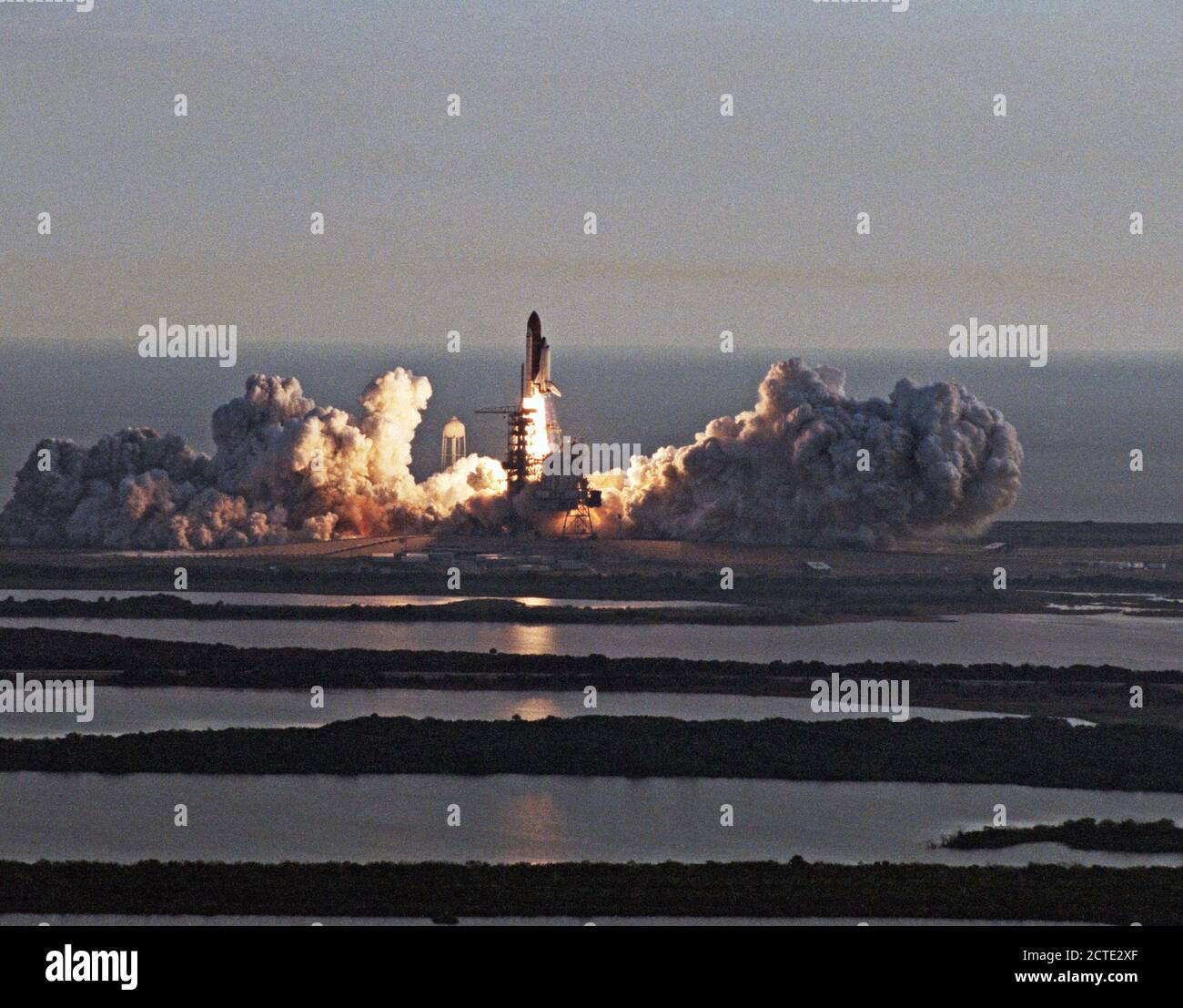 STS-53 Discovery, Orbiter veicolo (OV) 103, solleva dal KSC LC pad 39A Foto Stock