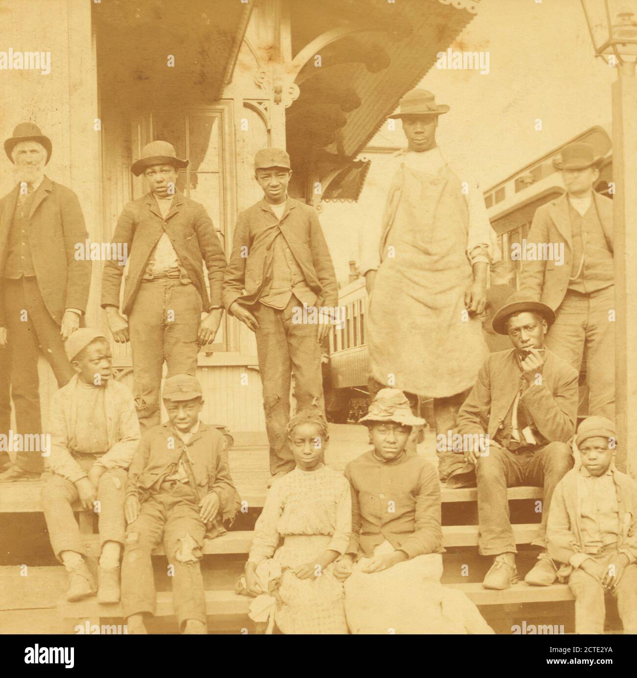 Simplicity, Alabama, gruppo degli Stati Uniti riunì su un portico, in Town., Kilburn Brothers, Kilburn, B. W. (Benjamin West) (1827-1909), 1868, Alabama Foto Stock