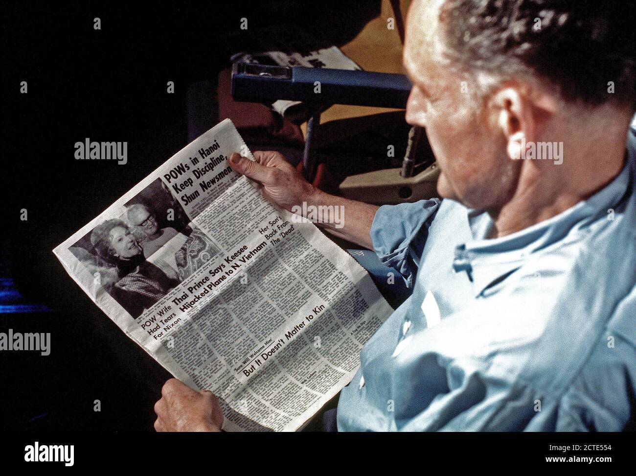 1973 - Phillip Manhard legge a stelle e strisce di giornale dopo la sua recente rilascio da un campo di prigionia. Foto Stock