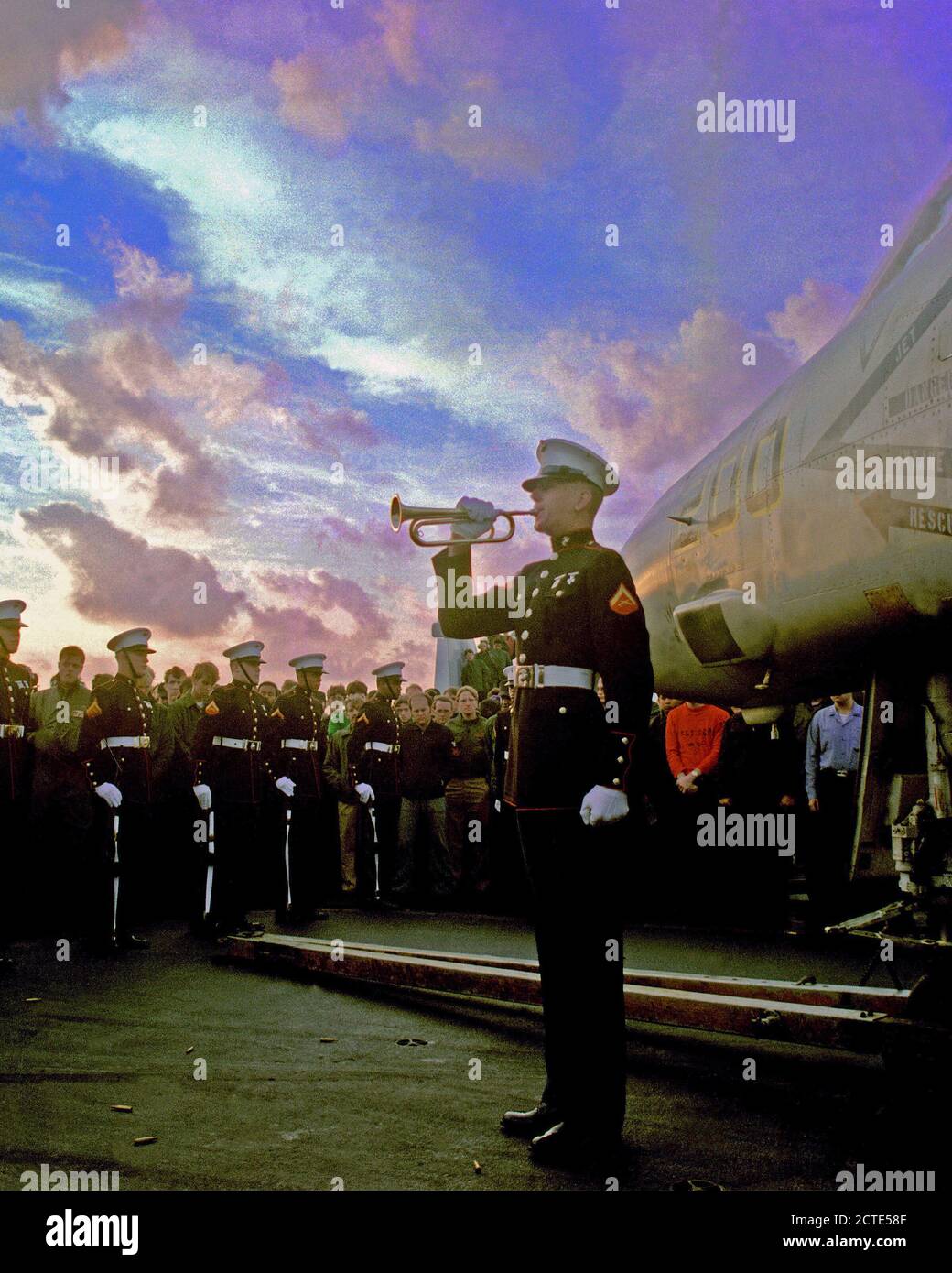 1979 - STATI UNITI Gioca marino rubinetti durante un memoriale di servizio sul ponte di volo della portaerei USS INDIPENDENZA (CV-62). Foto Stock