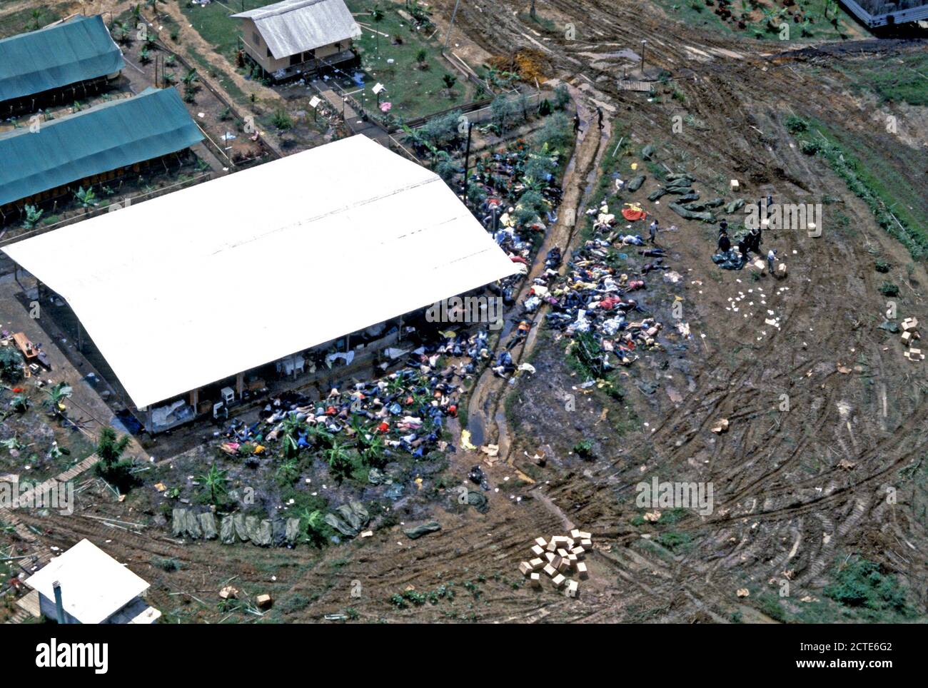 1978 - Una vista aerea dei corpi delle vittime della tragedia di Jonestown. US Army personale da Fort Bragg, North Carolina (NC), stanno posizionando il rimane nel corpo sacchetti. Foto Stock