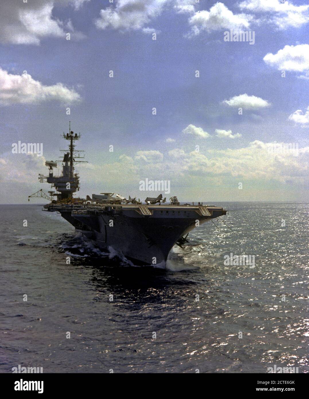 1979 - Una vista di tribordo della portaerei USS INDIPENDENZA (CV-62) in corso. Foto Stock