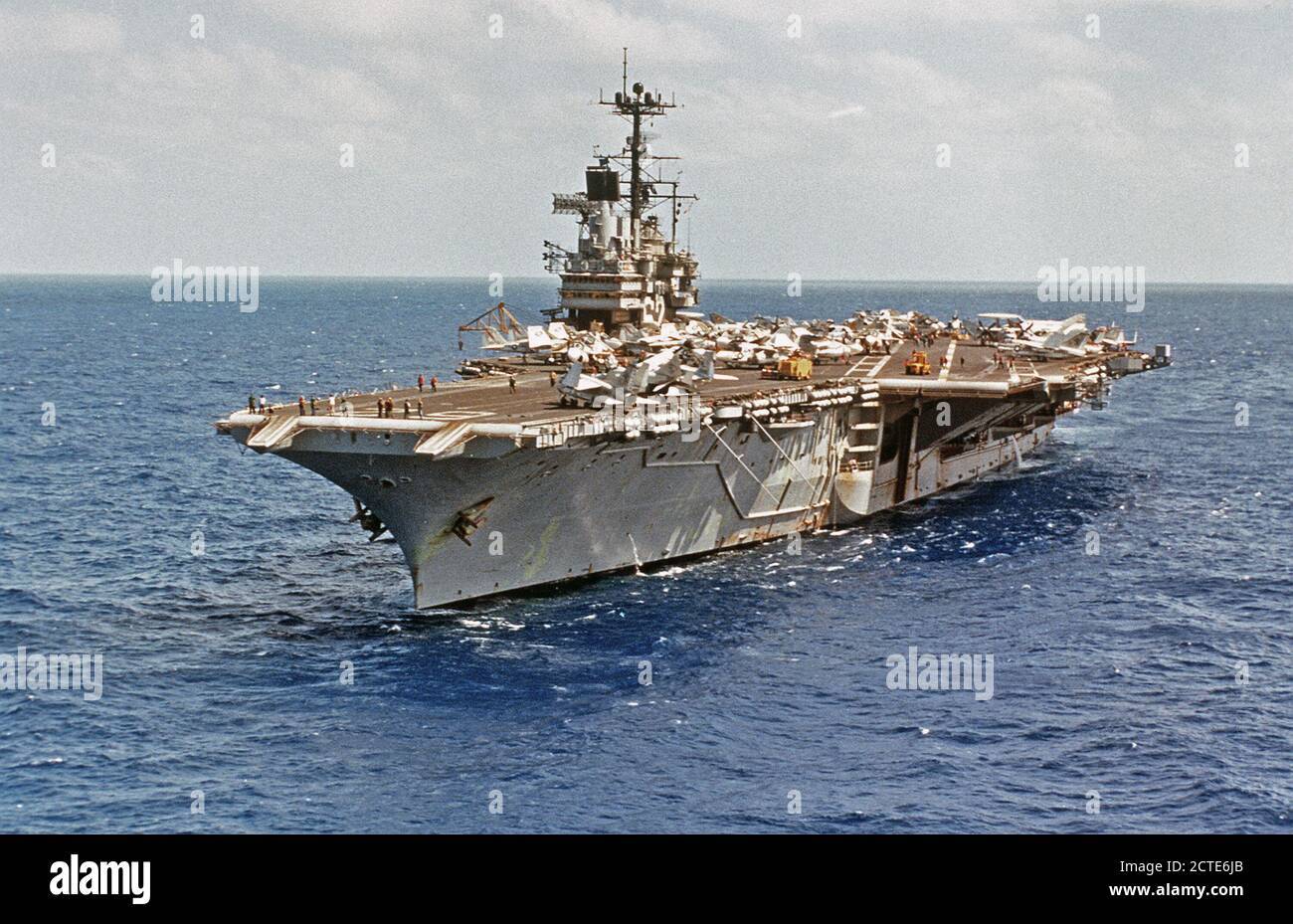 1979 - Porta vista di prua della portaerei USS INDIPENDENZA (CV-62) in corso mentre guidato da Saint Thomas, Isole Vergini, a Norfolk, VA. Foto Stock