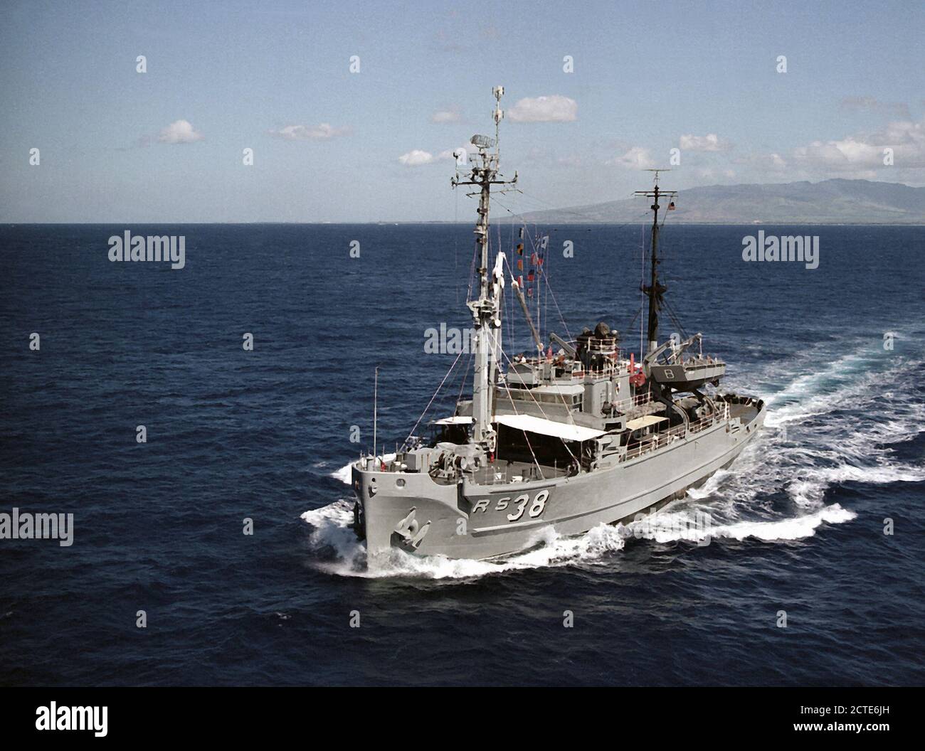 1974 - un'antenna porta vista di prua della nave soccorso USS PIASTRONE (ARS-38) in corso. Foto Stock