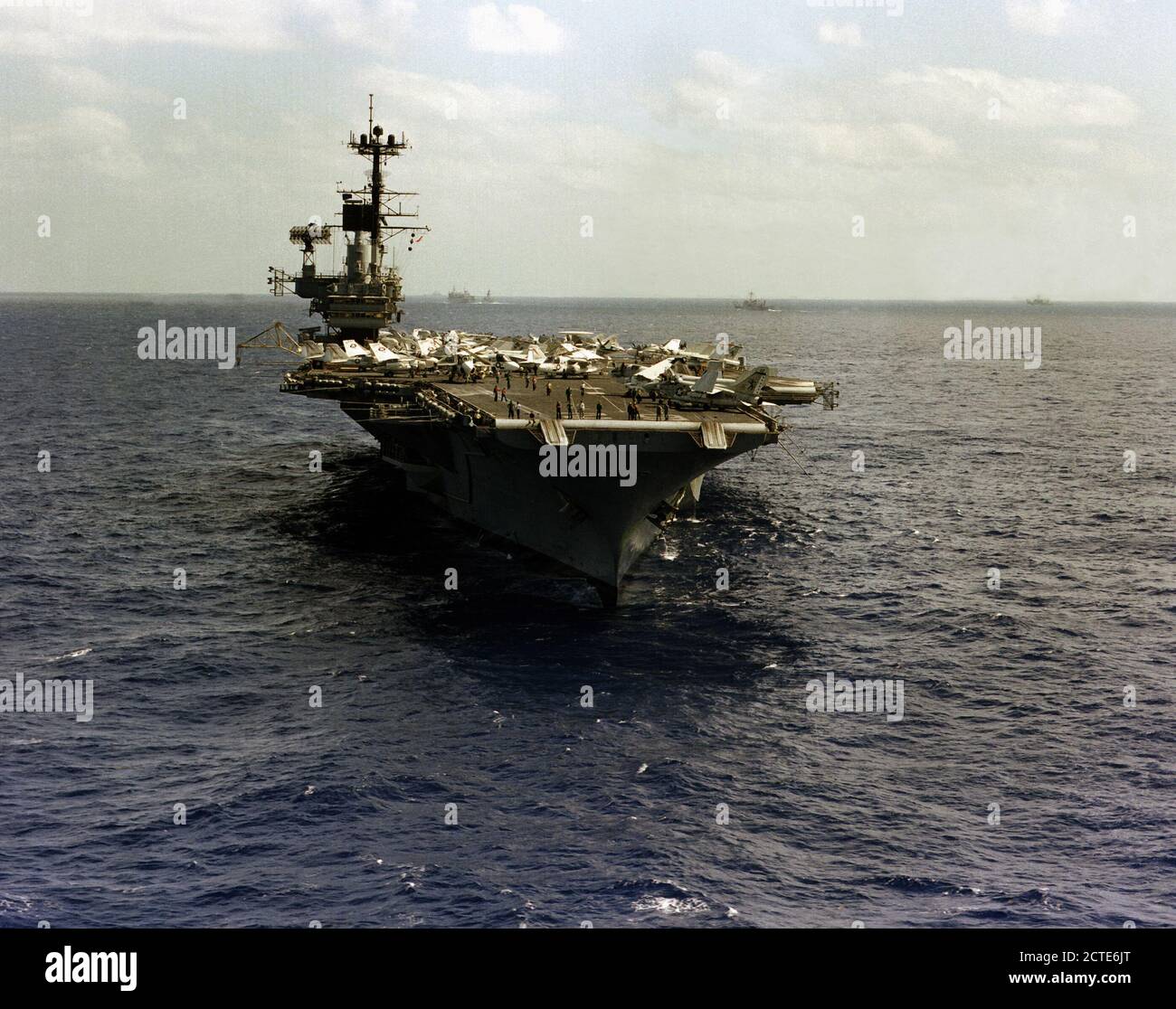 1979 - Una vista di prua della portaerei USS INDIPENDENZA (CV-62) in corso mentre guidato da Saint Thomas, Isole Vergini, a Norfolk, Virginia Foto Stock