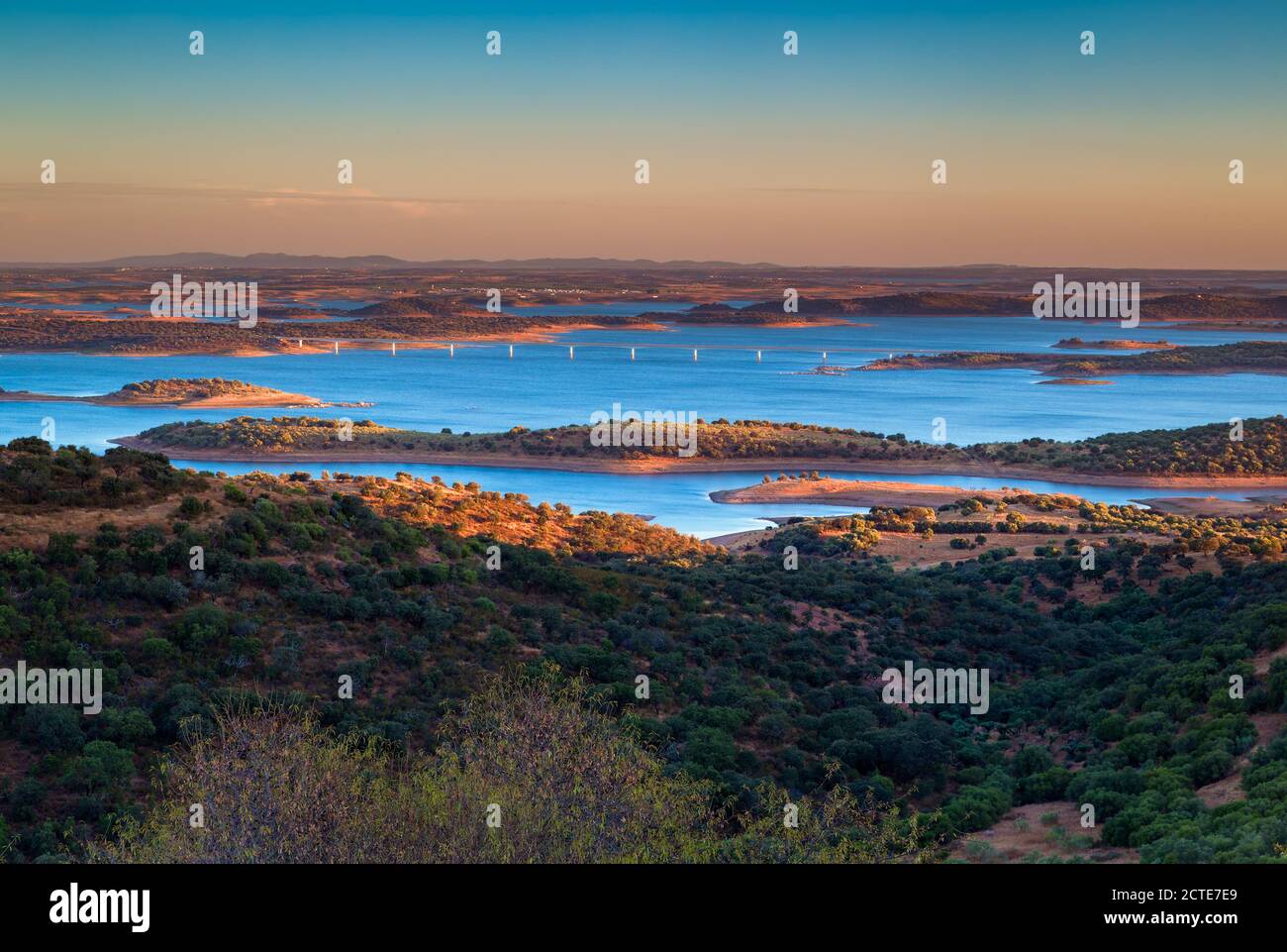 Portogallo, Monsaraz. Vista dalle mura della fortezza al fiume Guadiana al tramonto. Foto Stock