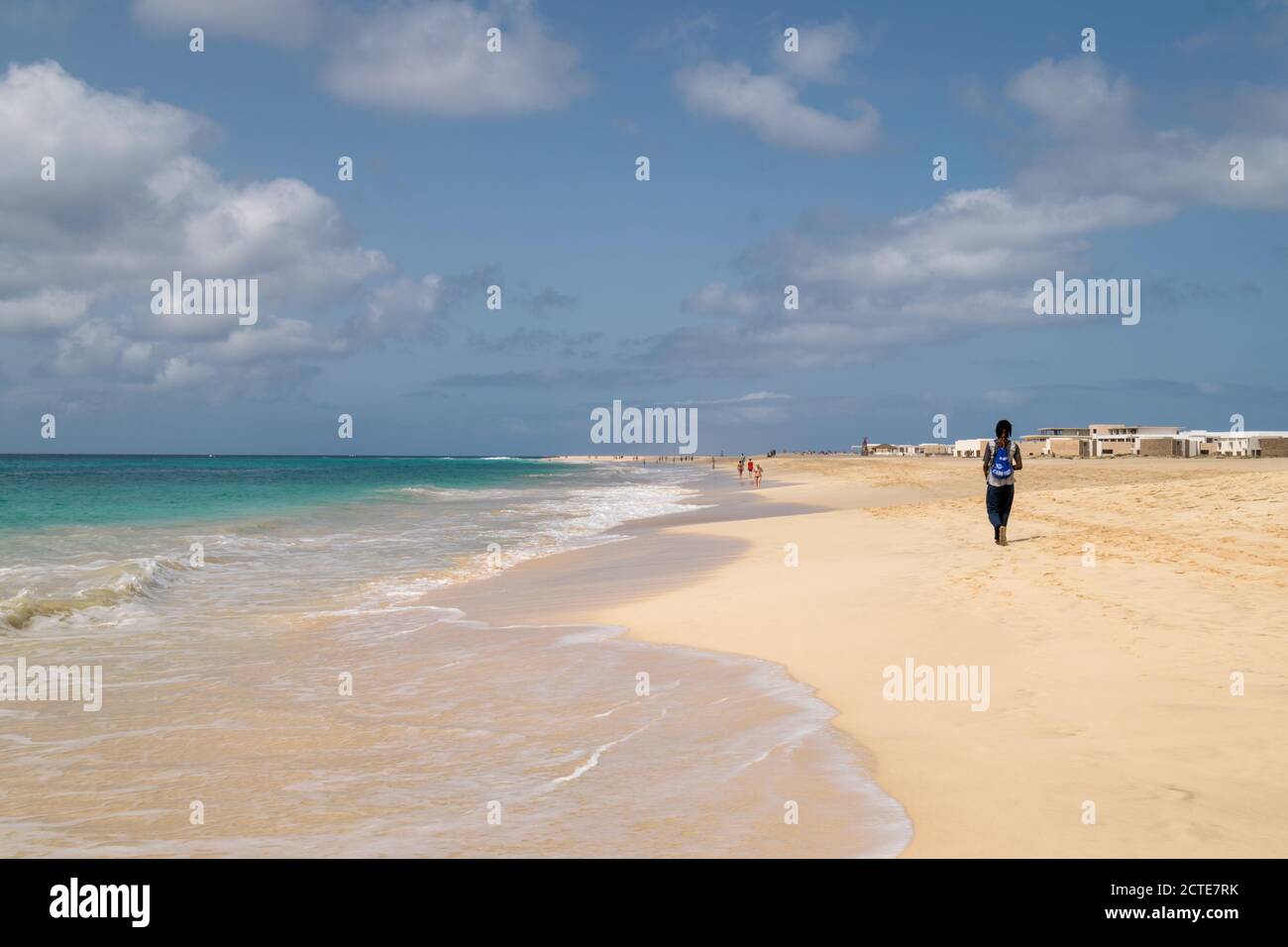 Capo Verde Isola di Santa Maria Spiaggia di Santa Maria singolo locale che cammina da solo sulla spiaggia di sabbia vicino al mare. Cabo Verde playa. Foto Stock