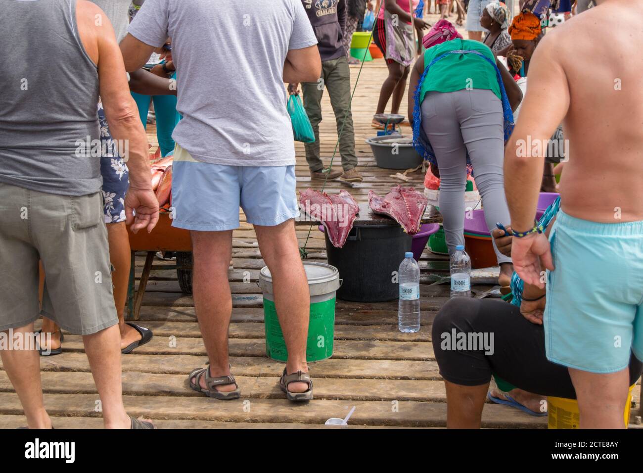Capo Verde, pontile Cabo Verde di Santa Maria Salt Island mercato locale umido di pesce fresco con la gente che acquista pesce Foto Stock