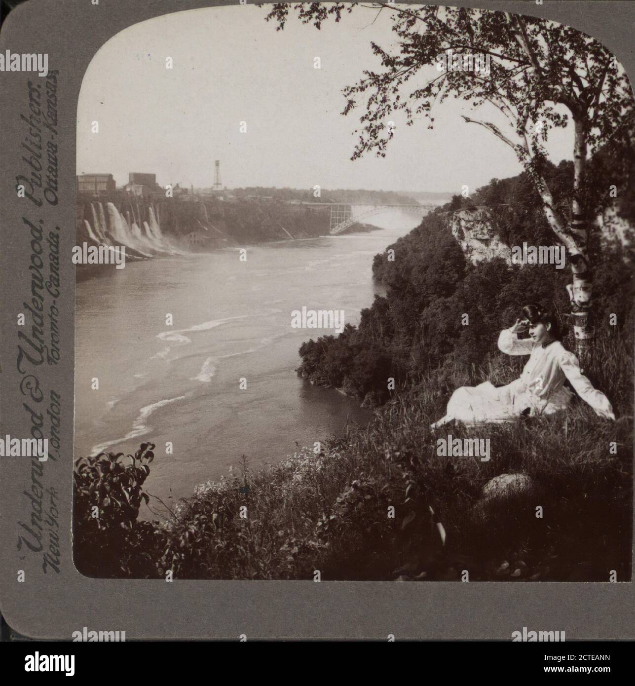 Bellezze americane lungo le dirupi rive del Niagara, guardando verso le Cascate, U.S.A., Underwood & Underwood, 1895, New York (state), Cascate del Niagara (N.Y. e Ont.), Cascate del Niagara Foto Stock