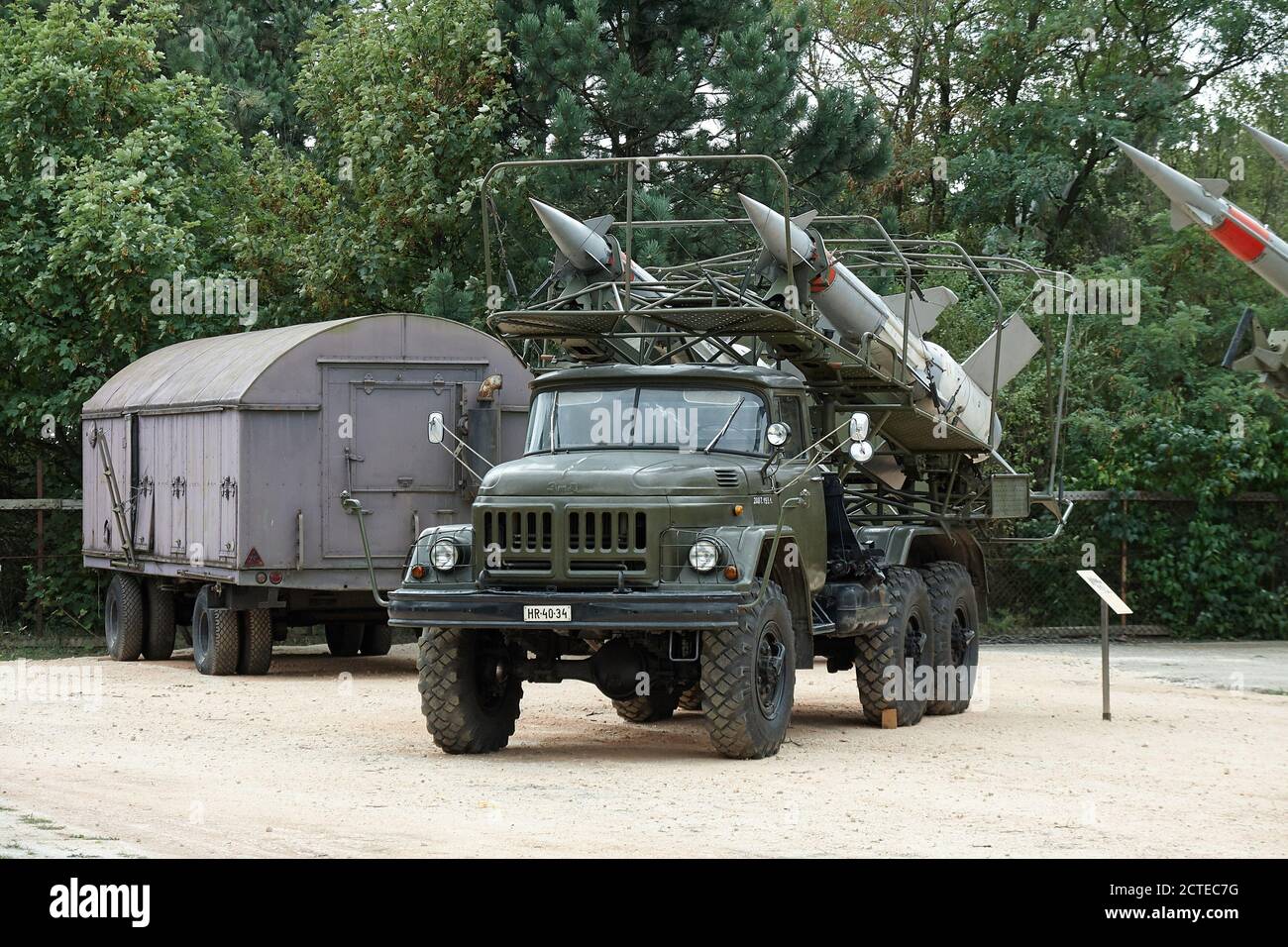Camion militare con razzi di difesa aerea Foto Stock