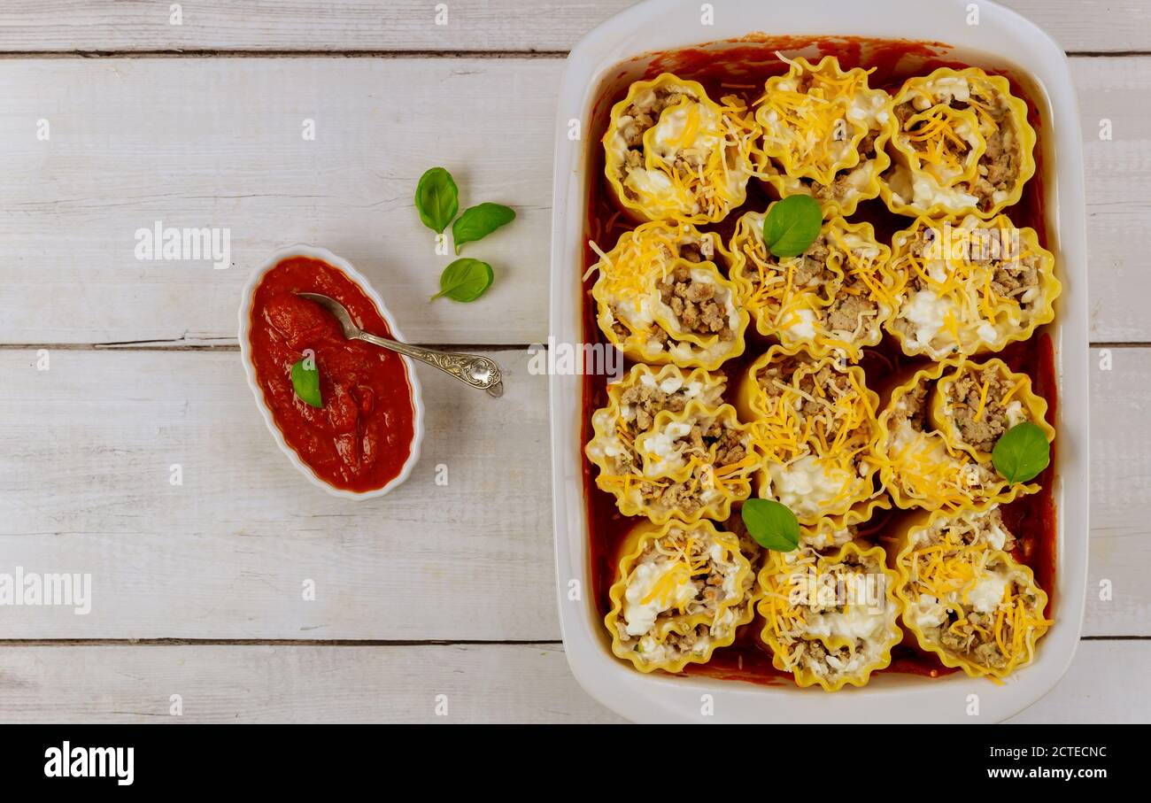 Lasagne italiane con pomodoro, ricotta e manzo macinato. Vista dall'alto. Foto Stock