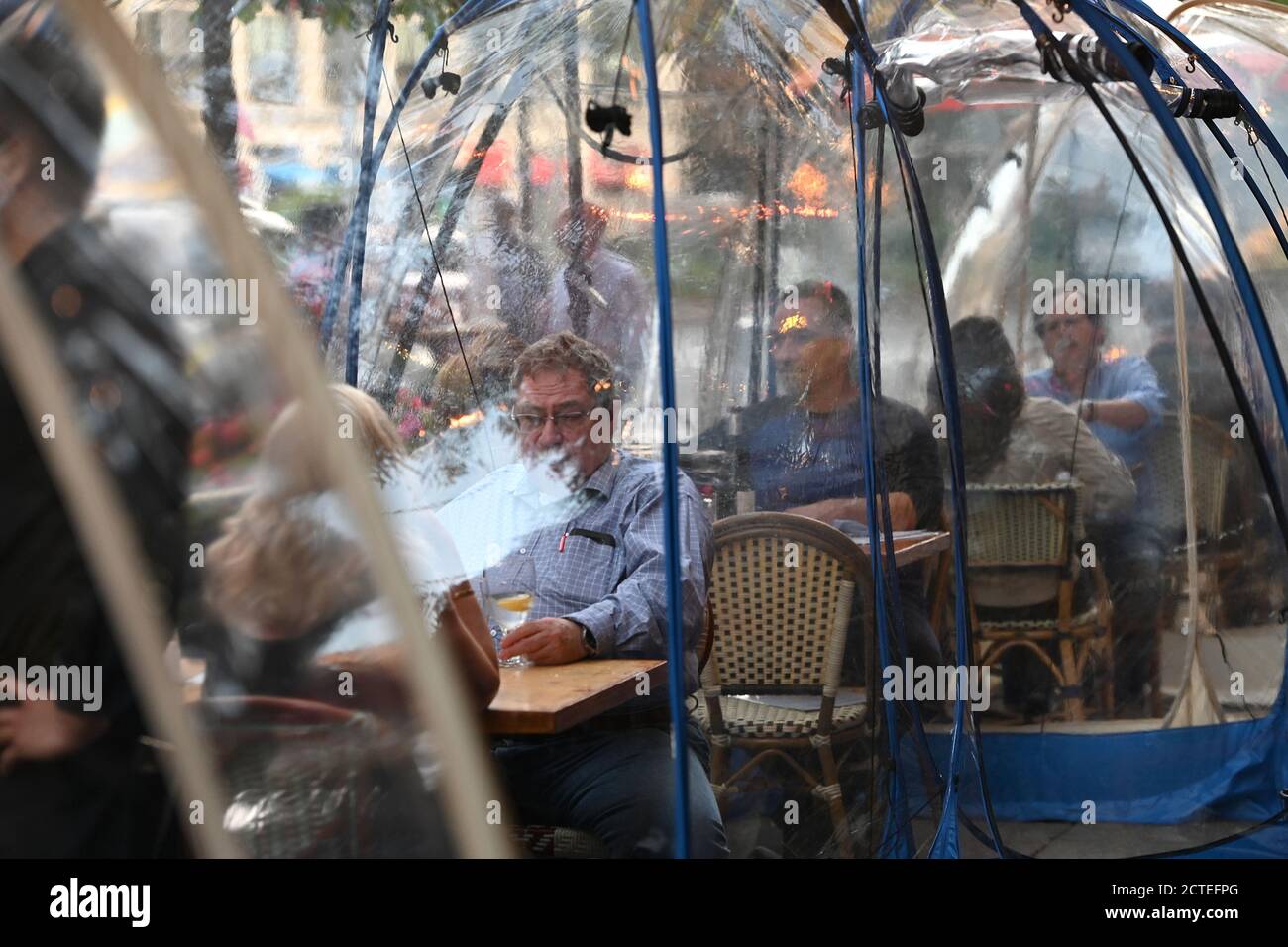 New York City, Stati Uniti. 22 settembre 2020. I commensali si siedono e mangiano all'interno della tenda pop-up in plastica, costeggiata lungo il marciapiede di fronte al ristorante Café du Soleil sull'Upper West Side di Manhattan, New York, NY, 22 settembre 2020. Il ristorante francese ha il suo marciapiede con fino a 18 tende a scomparsa in pvc trasparente per i clienti che possono gustare i pasti all'aperto anche se piove, o le temperature scendono. (Anthony Behar/Sipa USA) Credit: Sipa USA/Alamy Live News Foto Stock