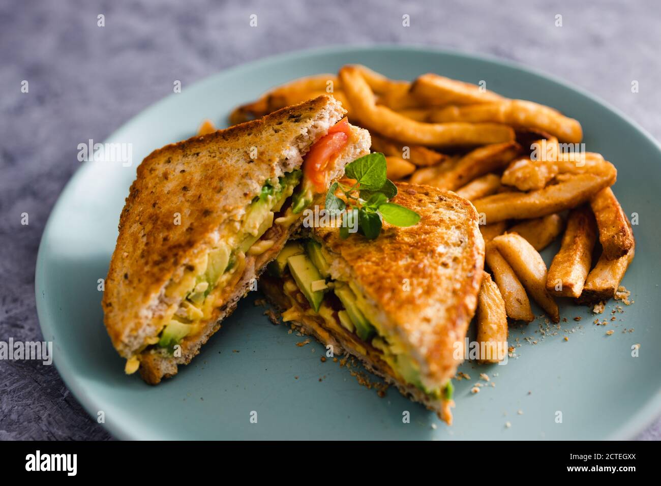 concetto sano di ricette a base di piante, pomodoro di avocado vegano e  sandwich di formaggio senza latte con patatine fritte Foto stock - Alamy