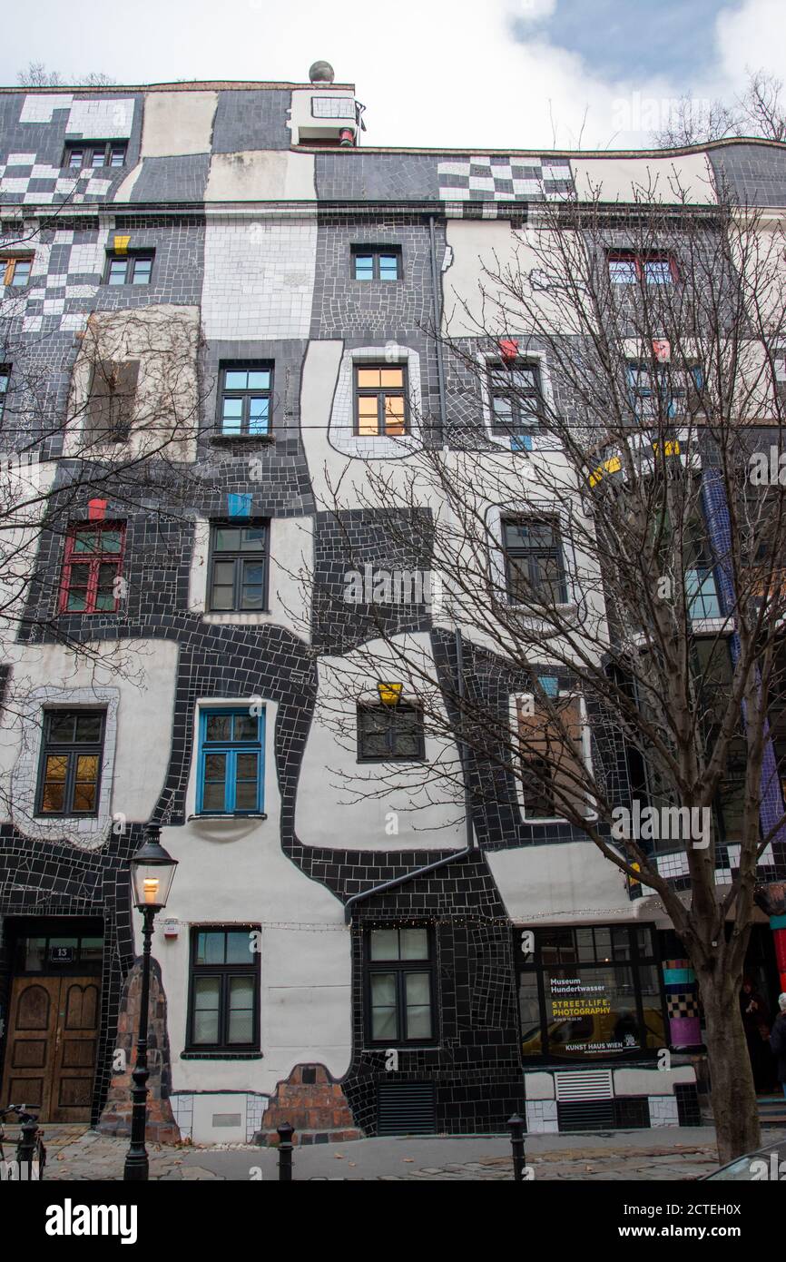 KUNST HAUS WIEN , inaugurato nel 1991, è un museo progettato da Friedensreich Hundertwasser . Si trova nella parte inferiore Weißgerberstraße 13 del 3r Foto Stock
