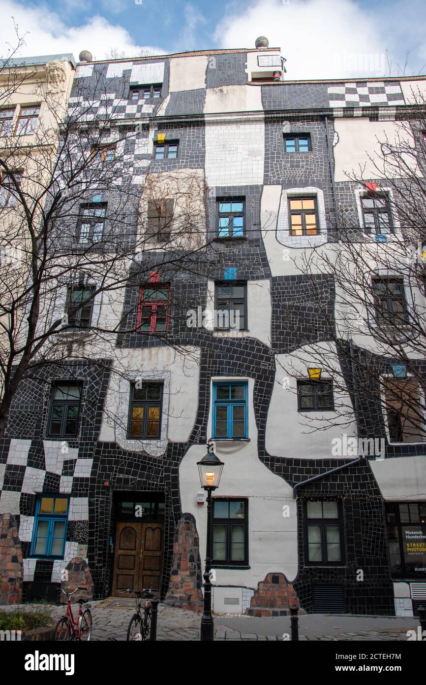 KUNST HAUS WIEN , inaugurato nel 1991, è un museo progettato da Friedensreich Hundertwasser . Si trova nella parte inferiore Weißgerberstraße 13 del 3r Foto Stock